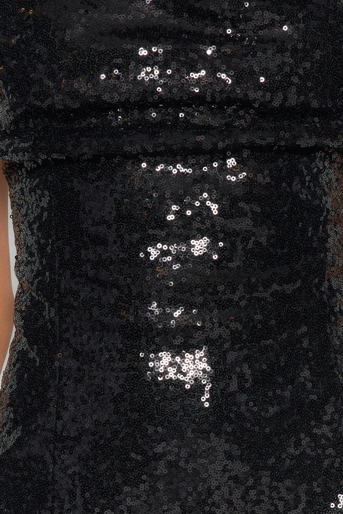 Trendyol Collection  Schwarzes, figurbetontes, gefüttertes Abendkleid mit glänzenden Pailletten TPRSS23EL00379