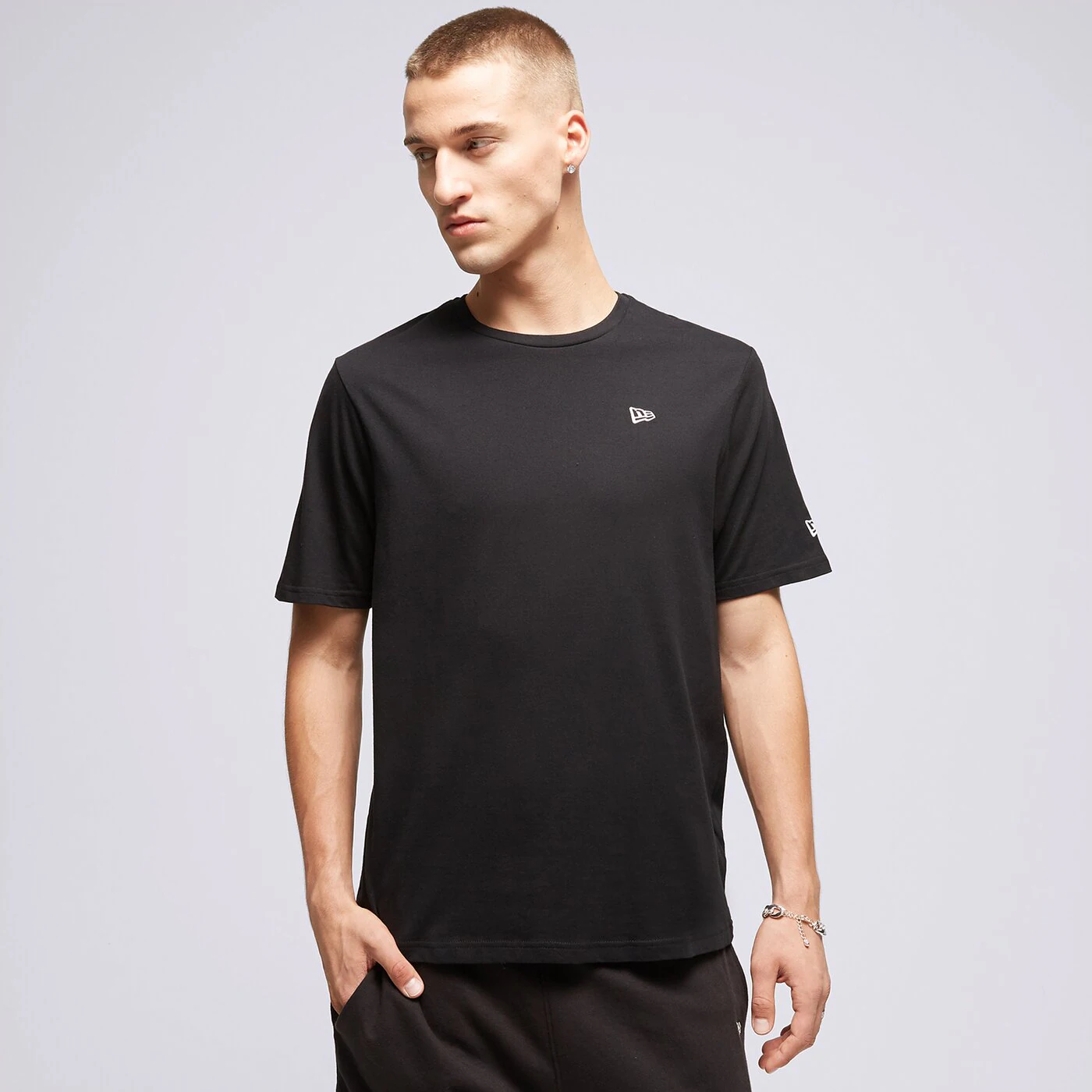 NEW ERA T-SHIRT NE ESSENTLS NONE Schwarz