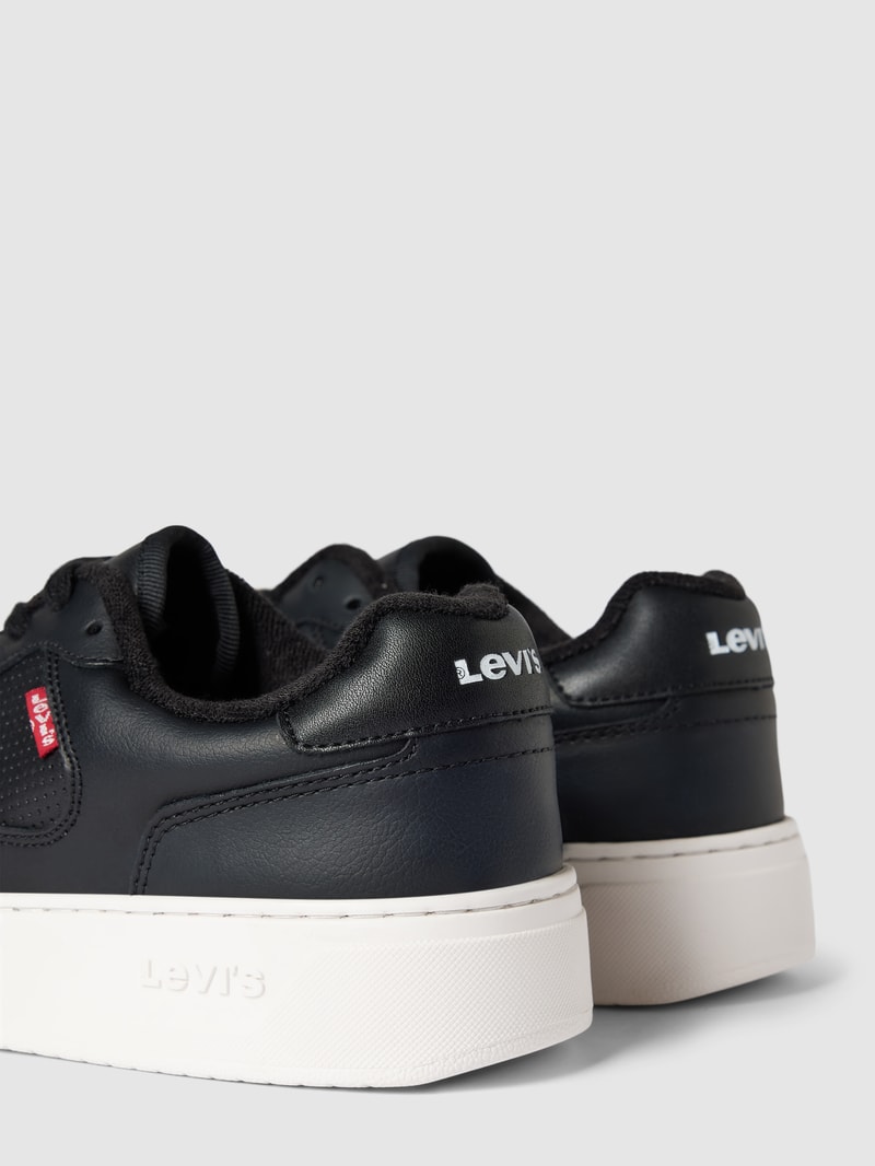 Sneaker mit Label-Details in schwarz