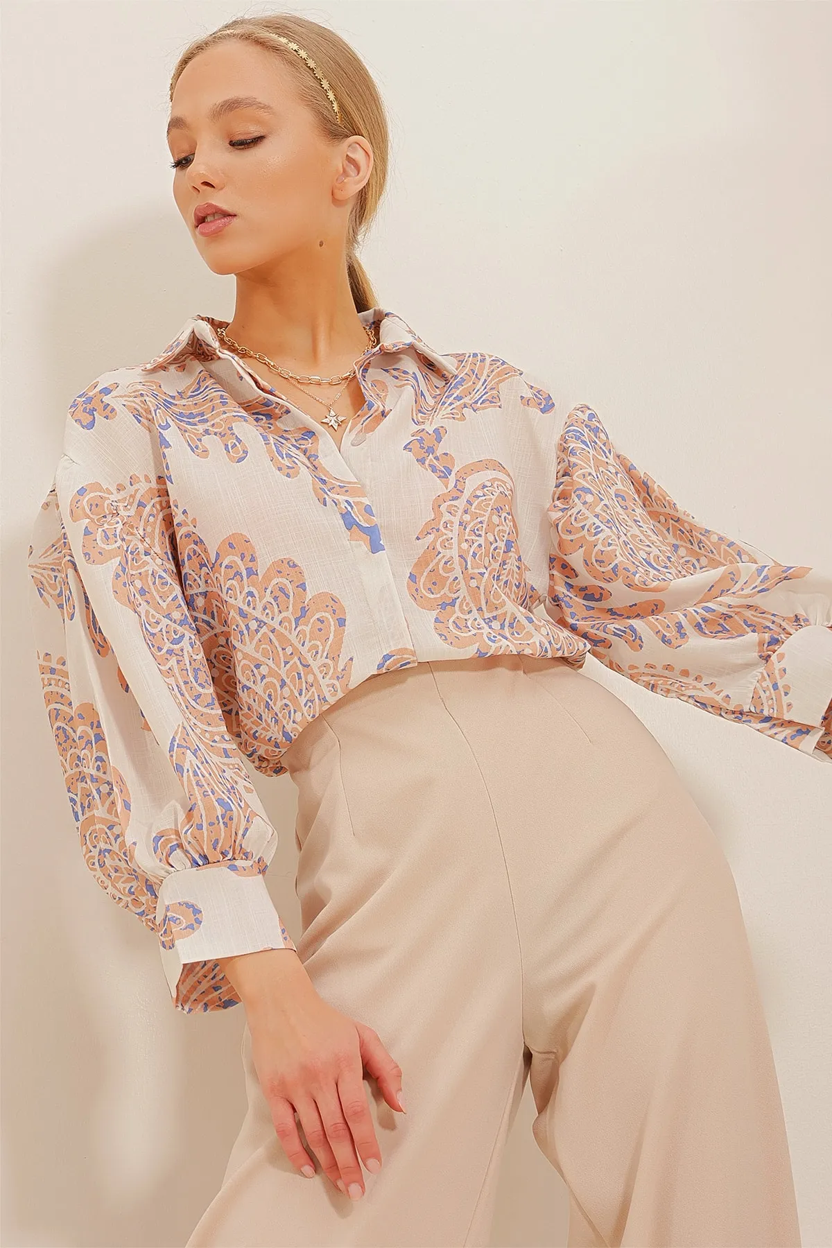Trend Alaçatı Stili  Creme-Kaffeefarbenes Hemd aus gewebtem Leinen mit Prinzessinnen-Ethnomuster für Damen, Flammen-Muster, ALC-X10397