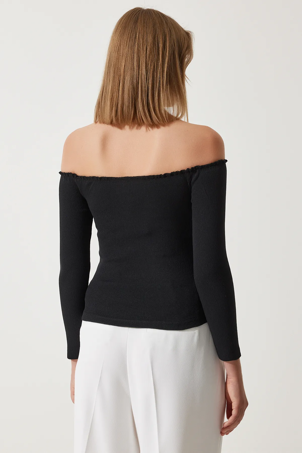 Happiness İstanbul  Schwarze, kurze Strickbluse mit gerafftem Kragen für Damen AH00105