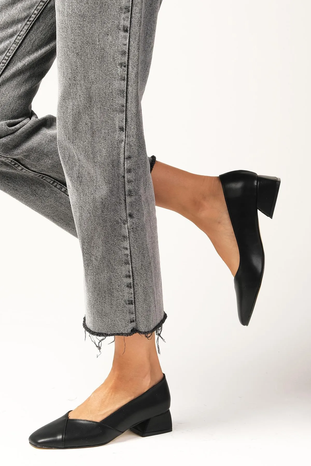 Mio Gusto  Addison Damenschuhe mit kurzem Absatz und stumpfer Zehenpartie in Schwarz