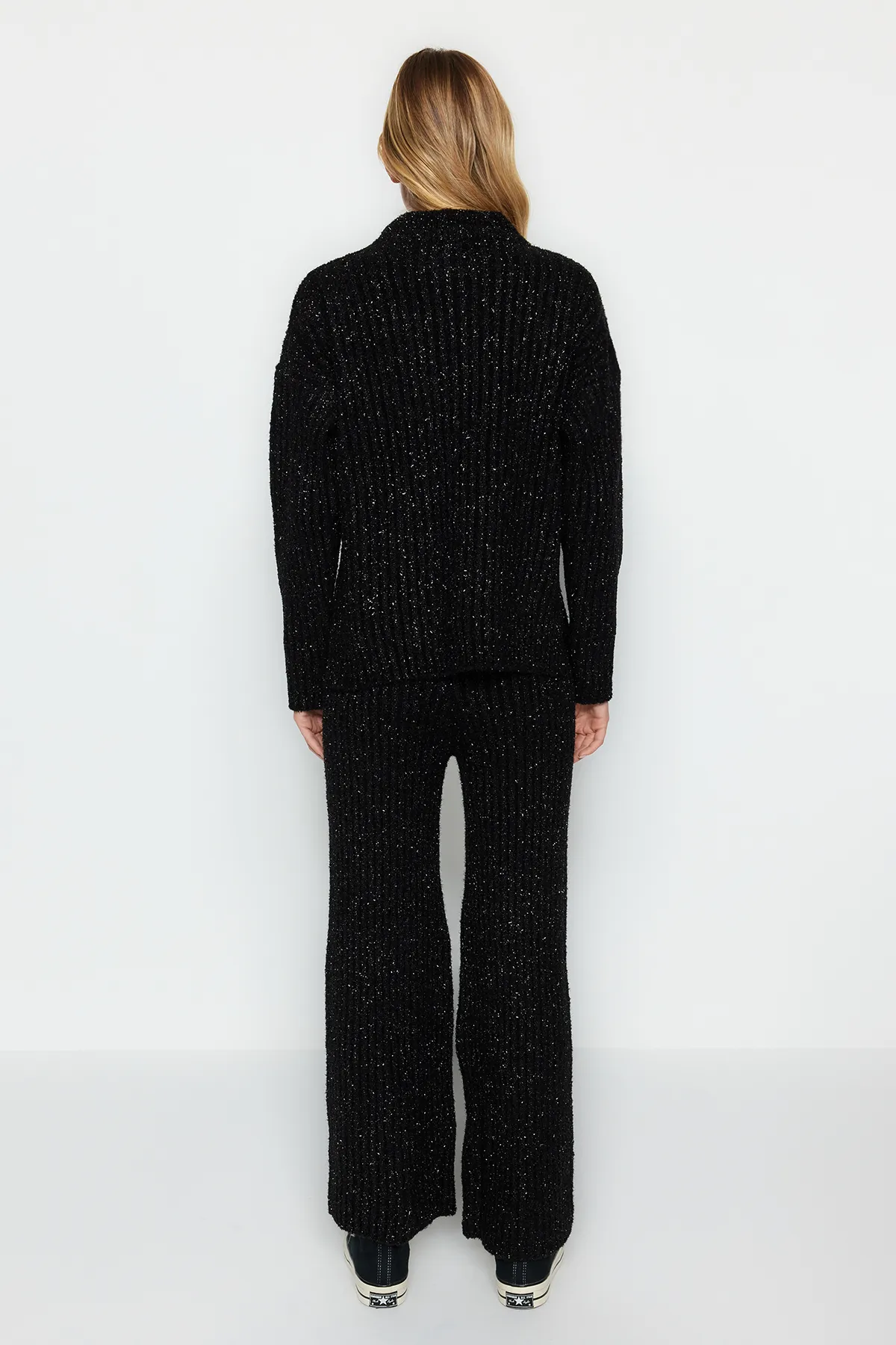 Trendyol Collection  Schwarzes, übergroßes Set aus Oberteil und Unterteil aus Strick mit Weihnachtsmotiv und Glitzer TWOAW24AU00114