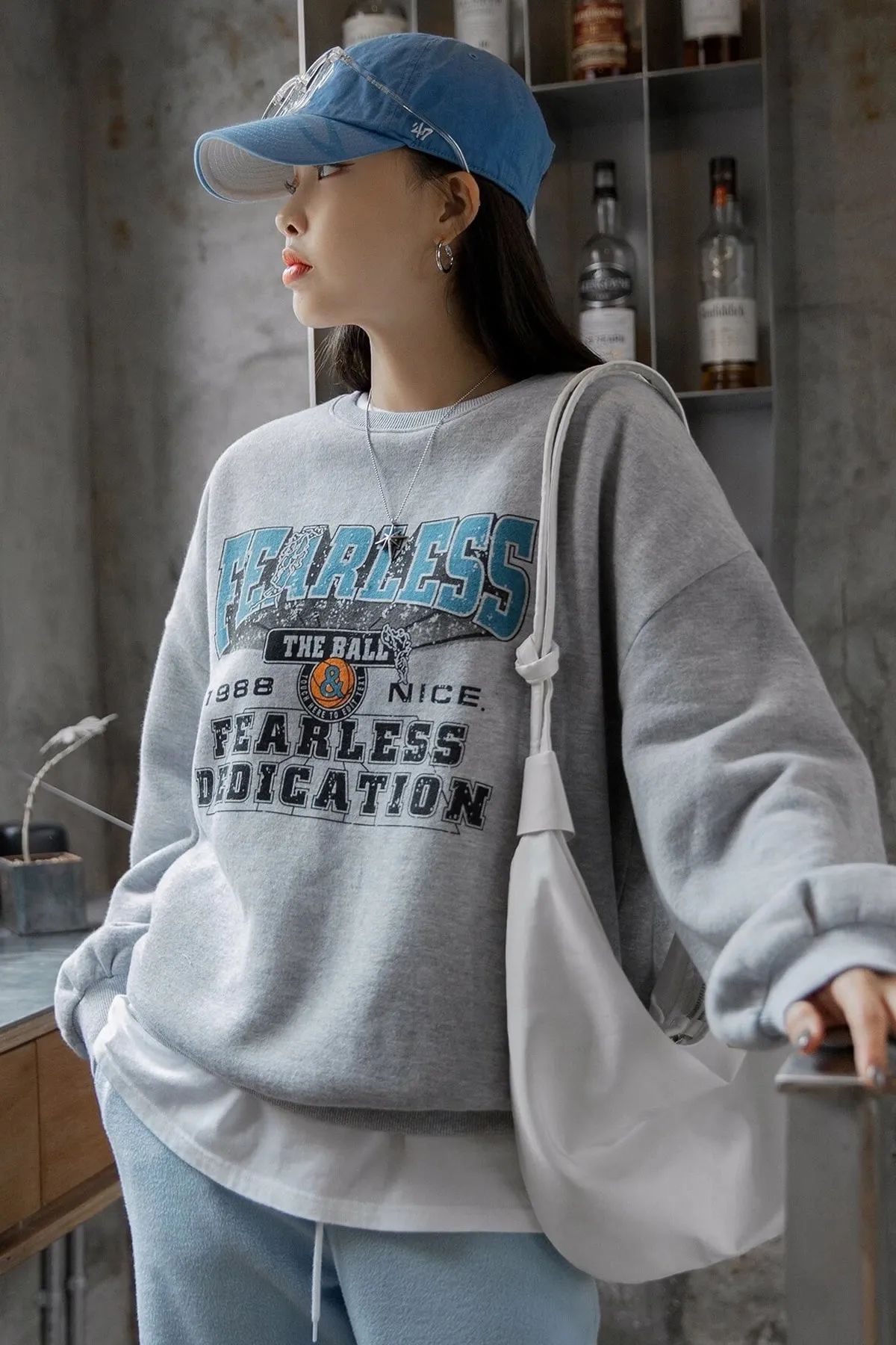 MODAGEN  Graues Unisex-Kapuzenpullover mit Oversize-Aufdruck