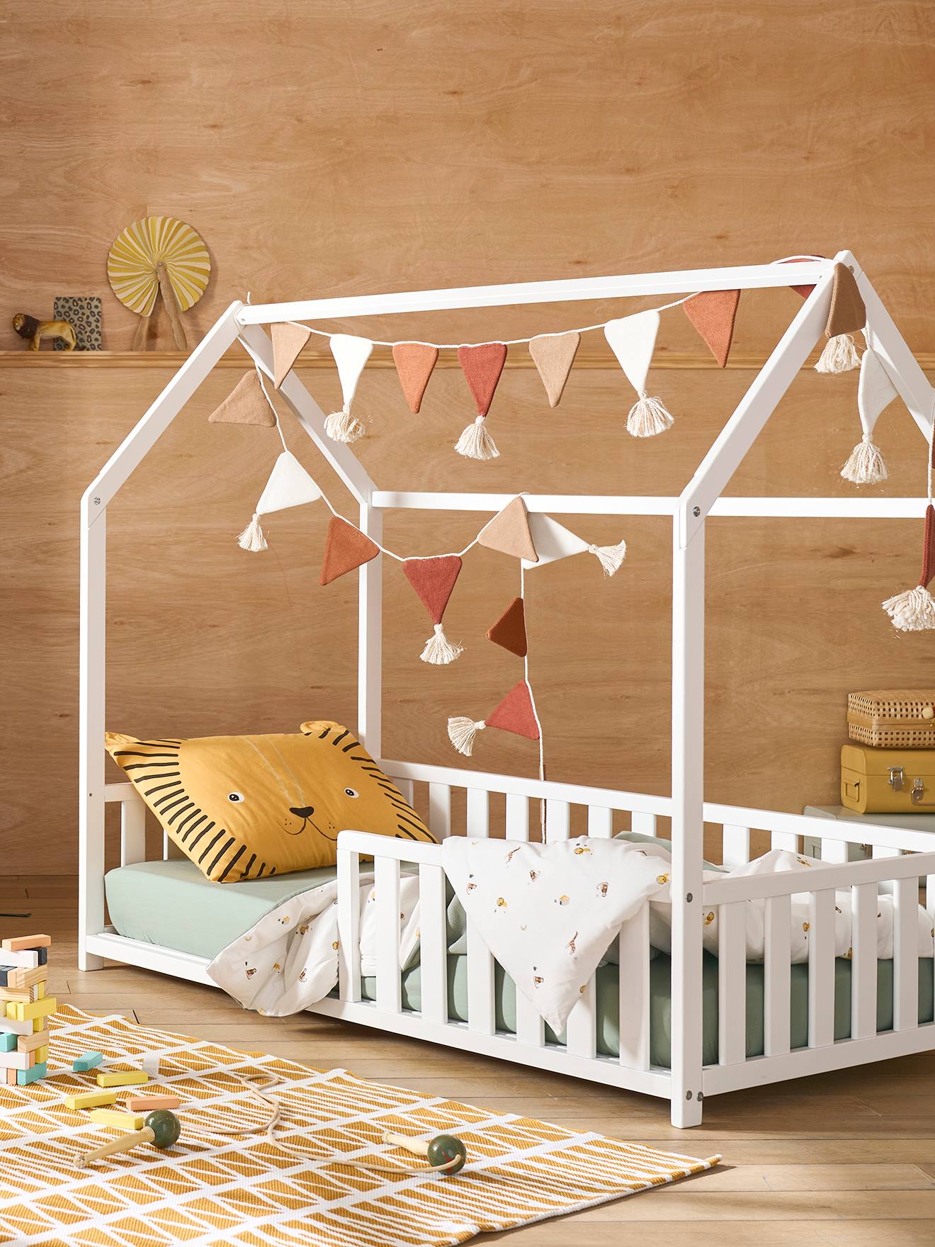 Vertbaudet Niedriges Kinderzimmer Bodenbett, Hausbett CABANE - weiß
