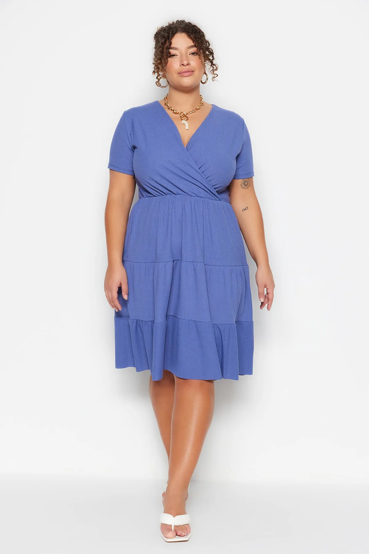 Trendyol Curve  Indigofarbenes Volant-Strickkleid mit V-Ausschnitt TBBSS23AH00030