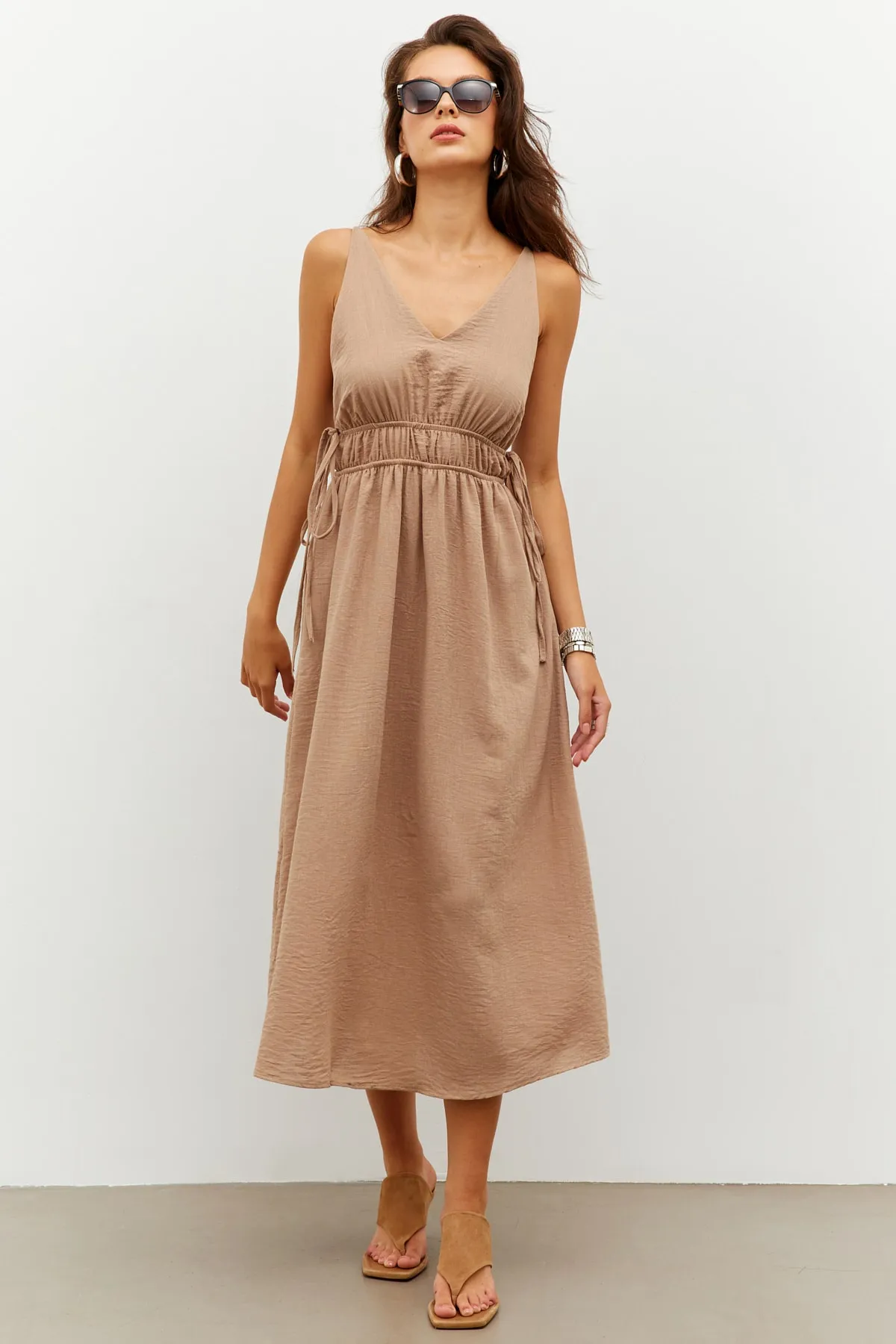 Cool & Sexy  Kamelfarbenes Damen-Midikleid aus Leinen mit V-Ausschnitt vorne und hinten, PP7444