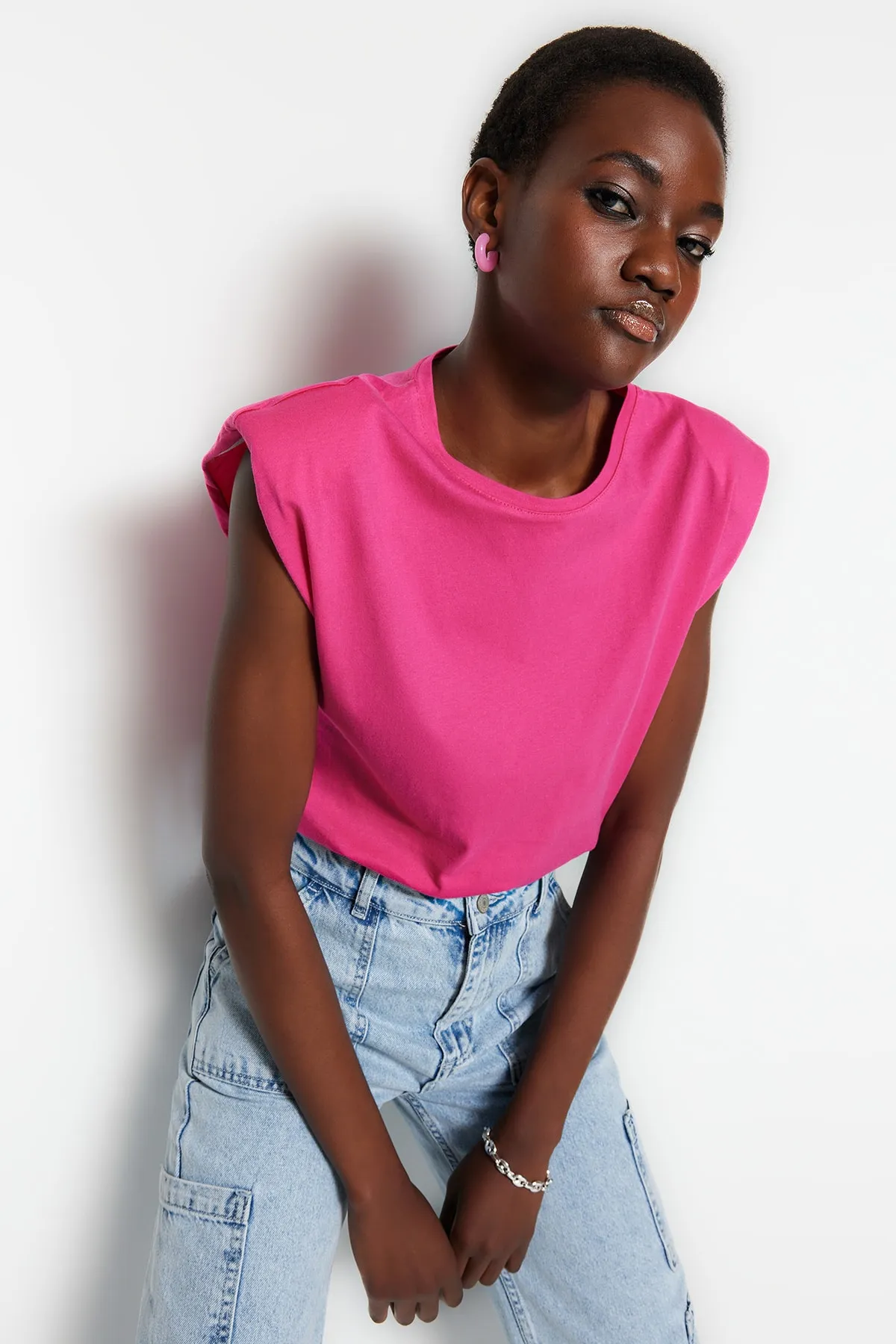 Trendyol Collection  Fuchsiafarbenes, wattiertes, kurz geschnittenes Strick-T-Shirt aus 100 % Baumwolle mit Rundhalsausschnitt TWOSS21TS0379