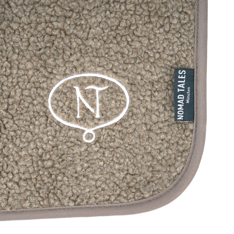 Nomad Tales Blush wasserfeste Kuscheldecke Taupe