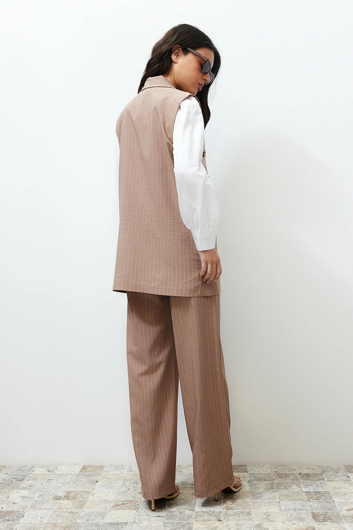 Trendyol Modest  Anzug aus nerzfarbenem, gestreiftem Stoff, Weste, Hose, gewebter Unterteil und Oberteil TCTSS24US00031