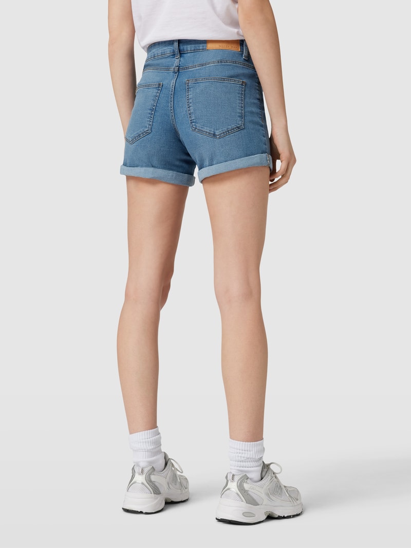 Jeansshorts mit Label-Detail in hellblau