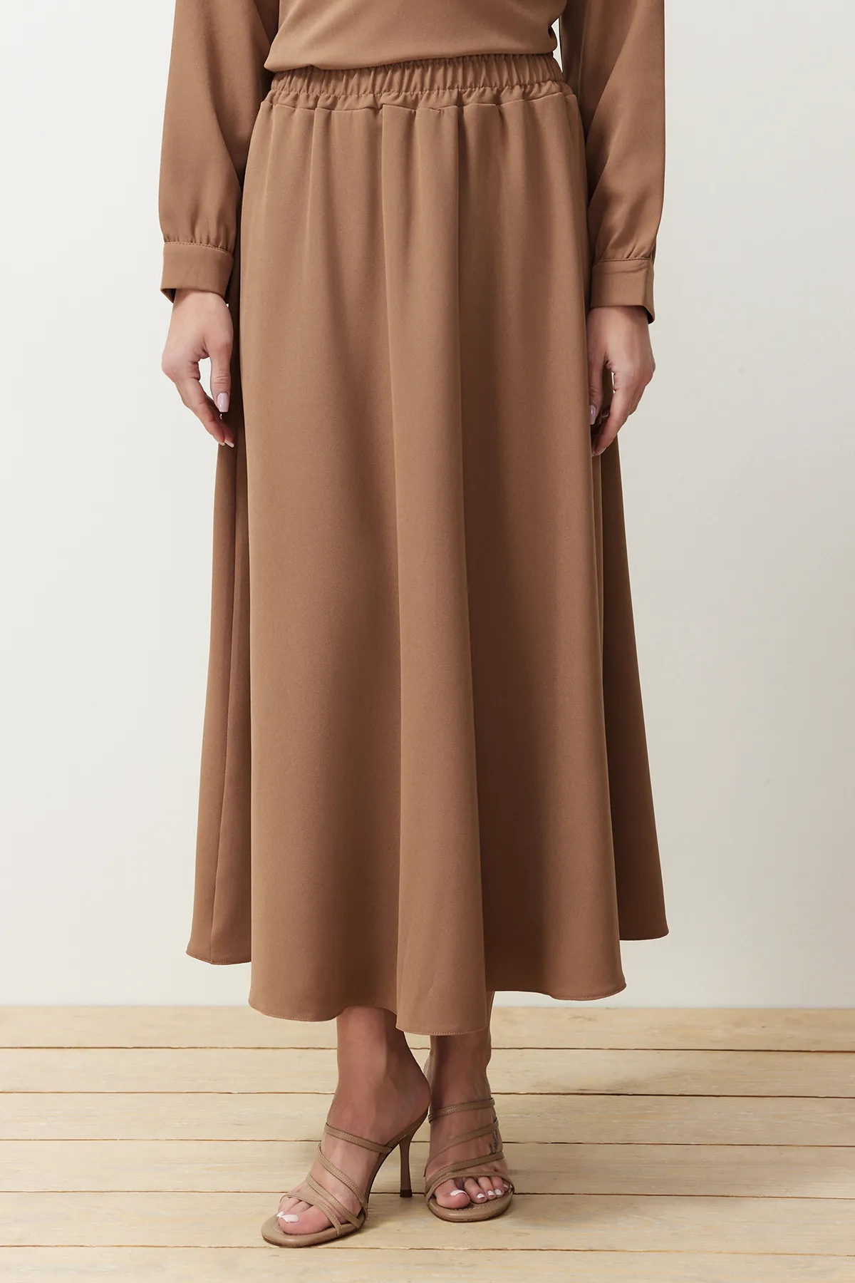 Trendyol Modest  Braunes Baby-Set aus gewebtem Ober- und Unterteil aus Rock und Tunika mit Kragen TCTSS24US00064