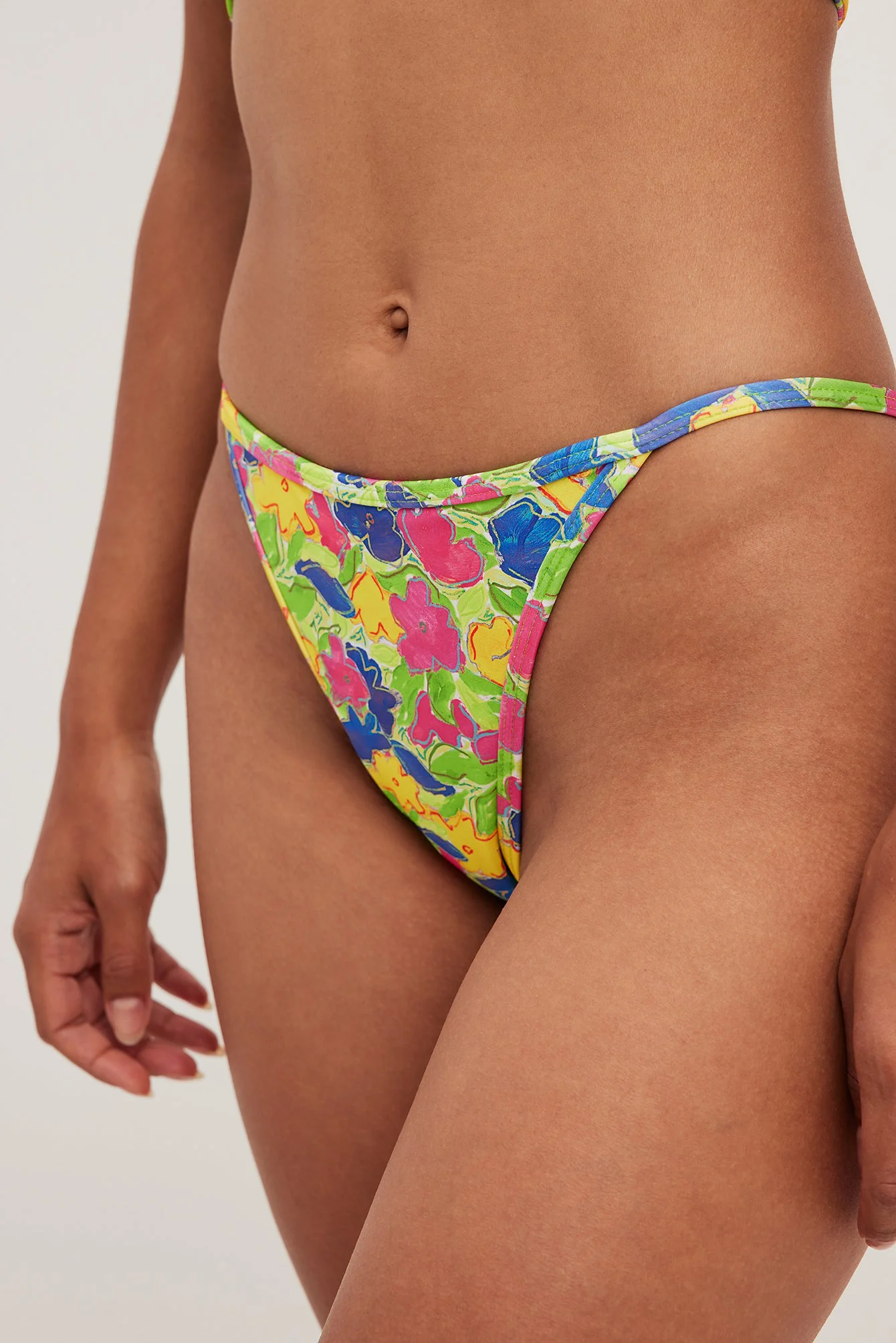 Hochgeschnittenes Bikinihöschen