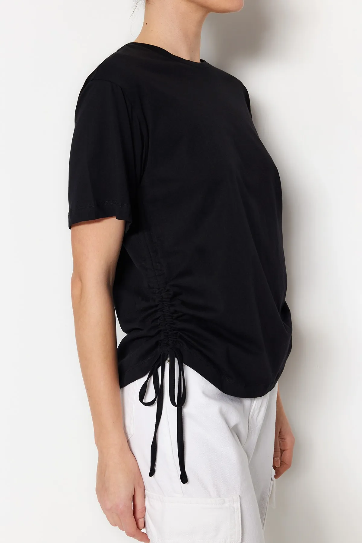 Trendyol Collection  Baumwoll-T-Shirt mit Boyfriend-Fit-Rücken und Aufdruck – Rundhalsausschnitt, Kordelzugdetail, Schwarz, 100 % Baumwolle TWOSS23TS00150