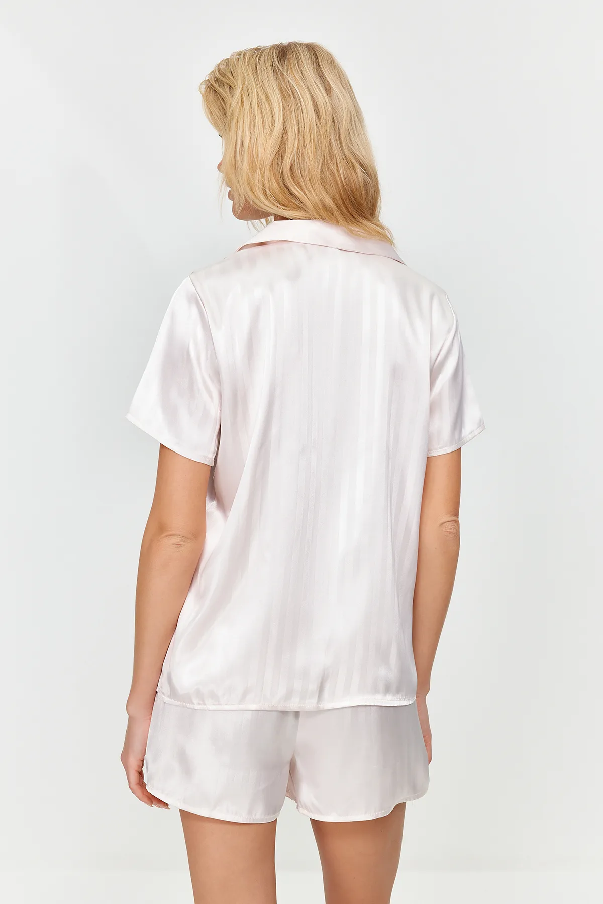 Trendyol Collection  Pyjama-Set aus gewebtem Satin mit Streifen in Ecru THMSS23PT00237