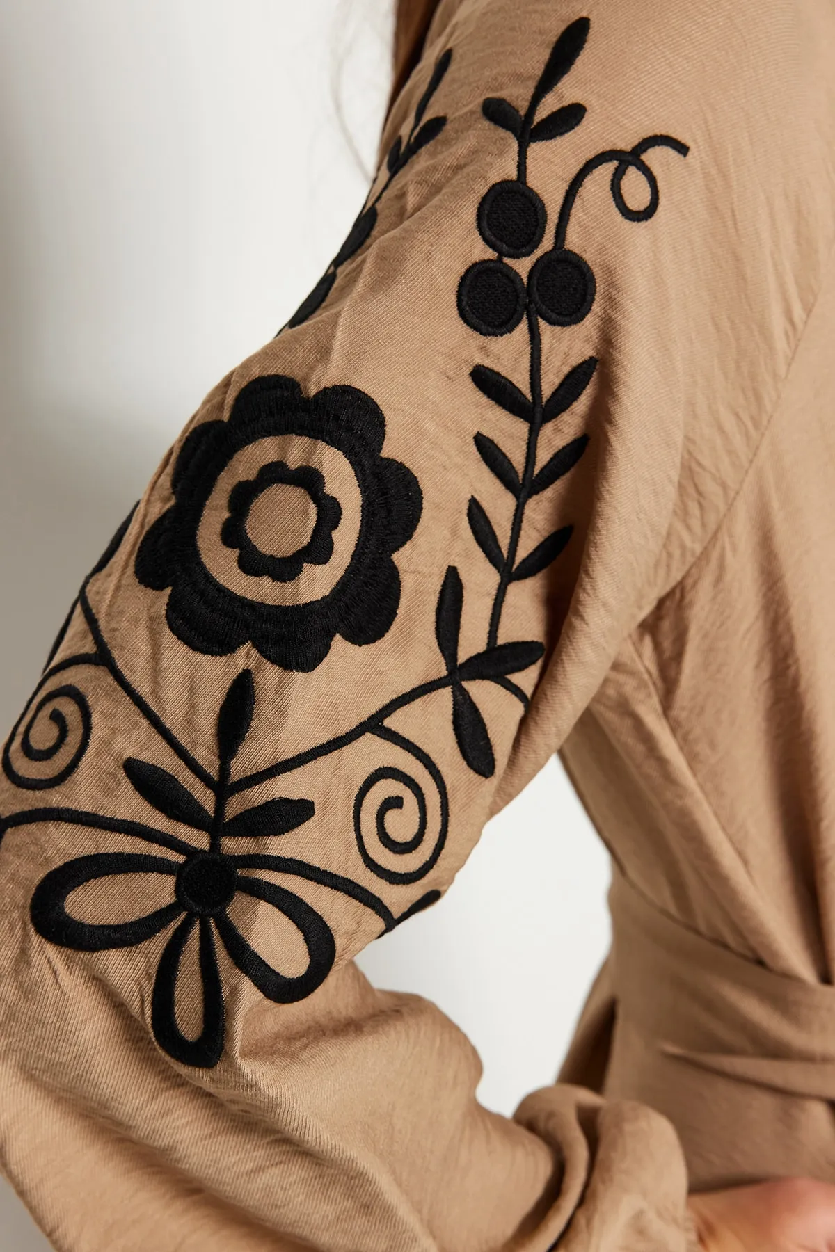 Trendyol Modest  Beigefarbenes Kleid mit Gürtelstickerei, weitem Schnitt und gewebter Leinenoptik TCTSS23EB00224