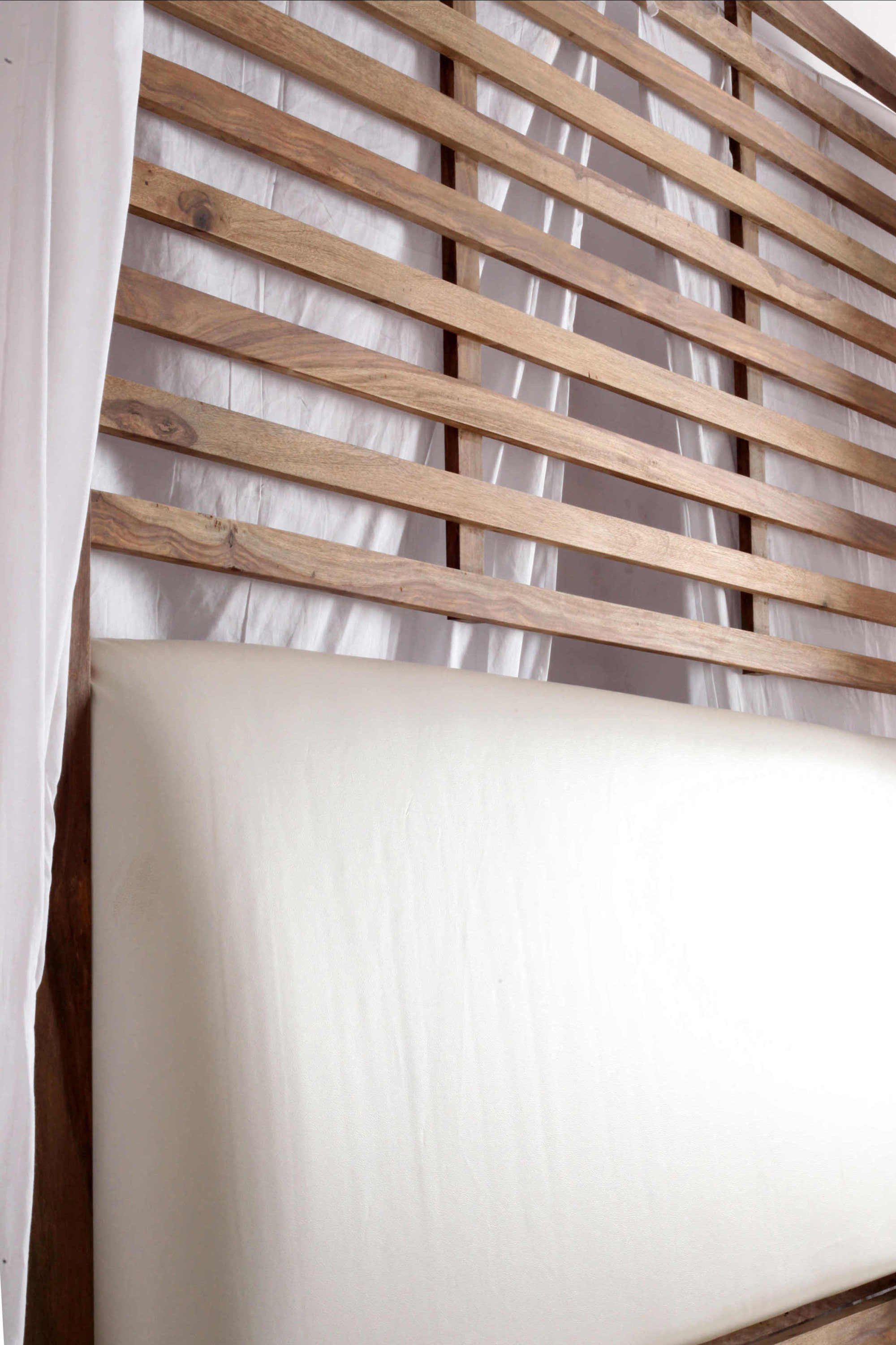 Junado® Himmelbett Syri, massives Akazienholz, mit Stoffvorhang, geschlossenes Kopfteil