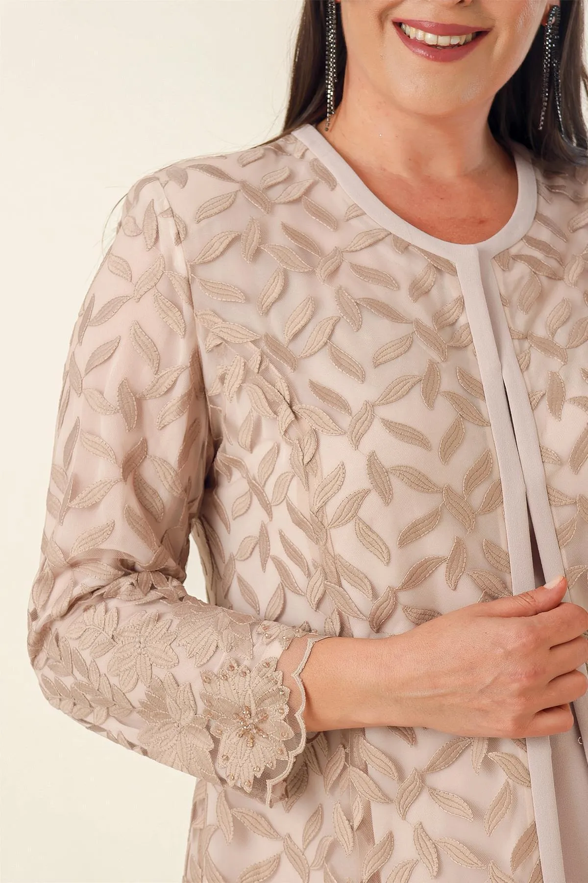 By Saygı  Dreiteiliger Anzug aus Crêpe mit Perlenstickerei, Schnürung, gefütterter Jacke, Bluse und Hose in Übergröße