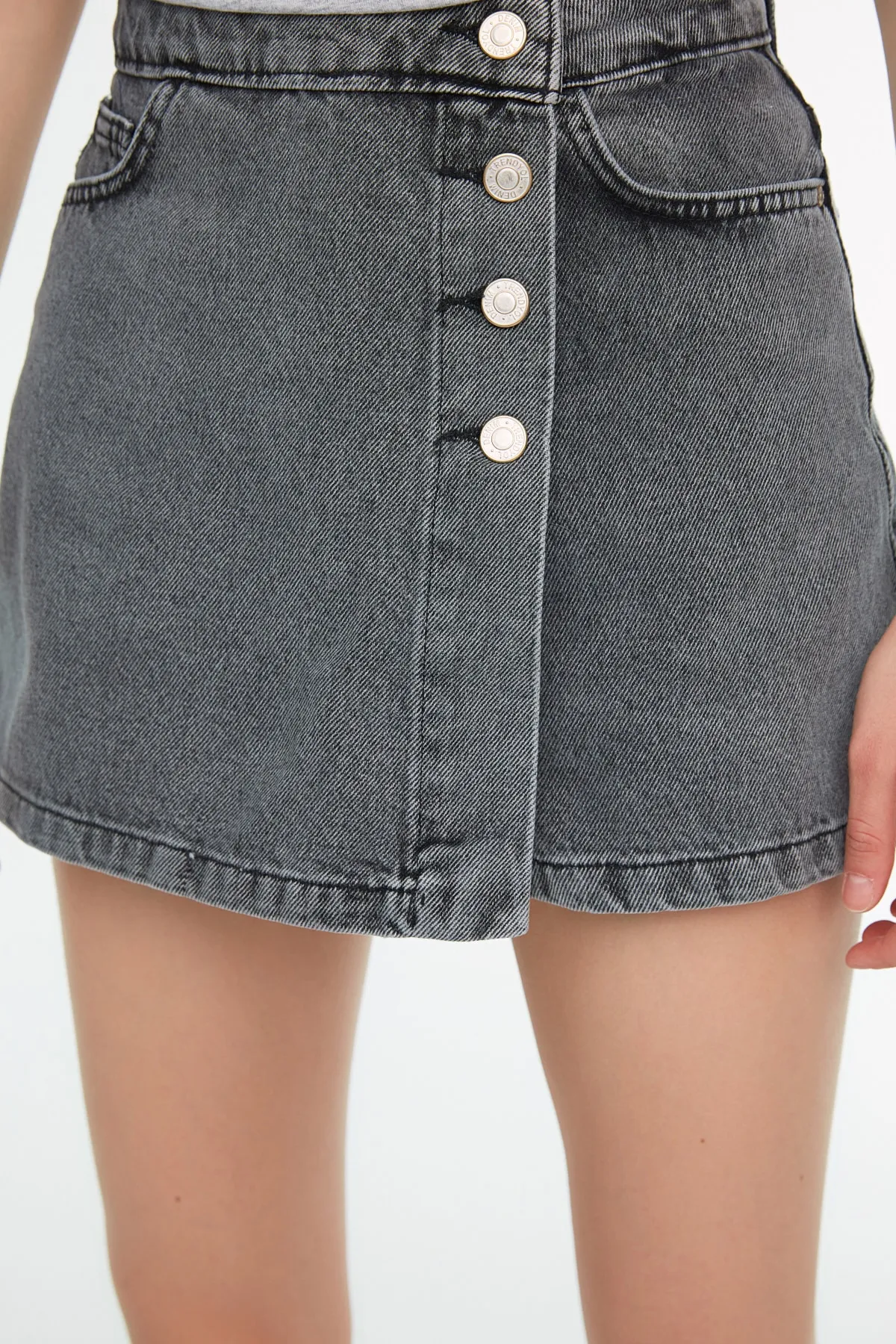 Trendyol Collection  Graue Jeansshorts und Bermudas mit Knopfdetail