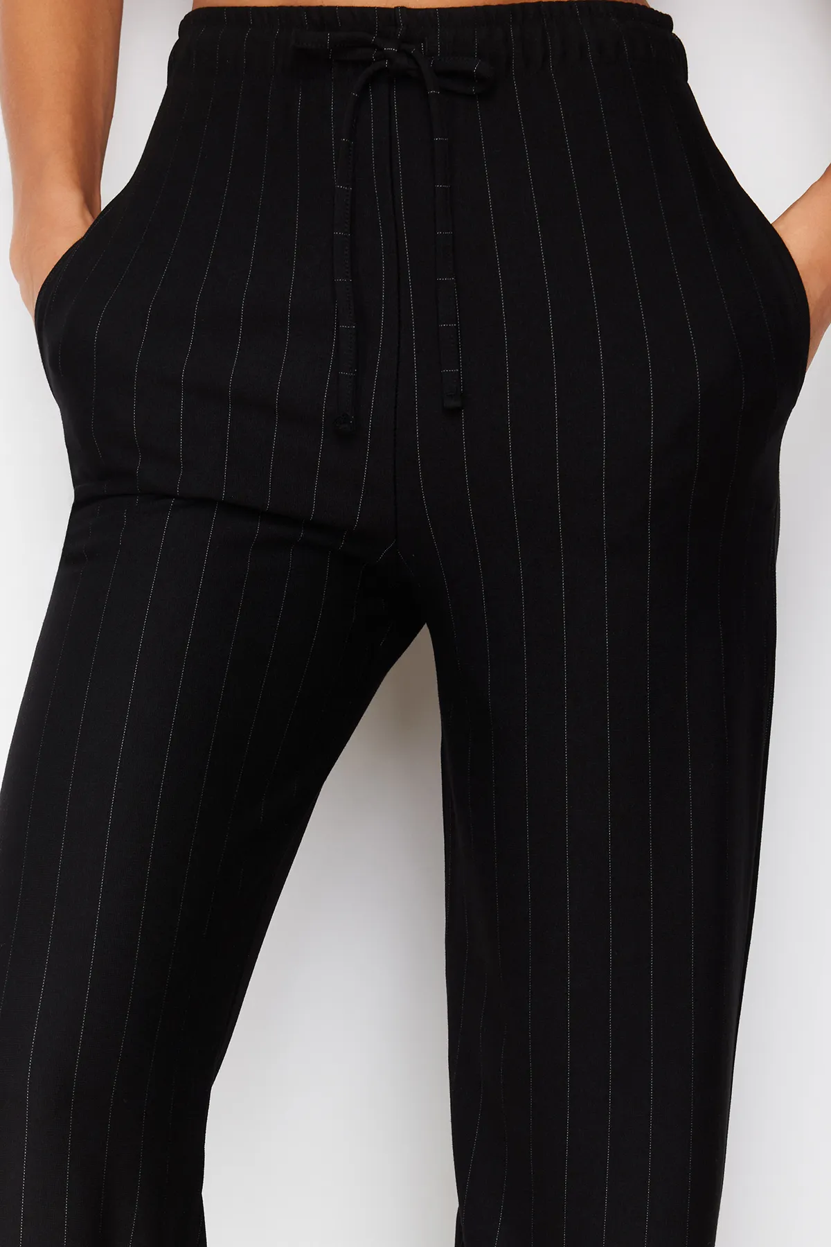 Trendyol Collection  Schwarze, dick gestreifte, gerade/gerade geschnittene Stretchhose TWOSS24PL00072