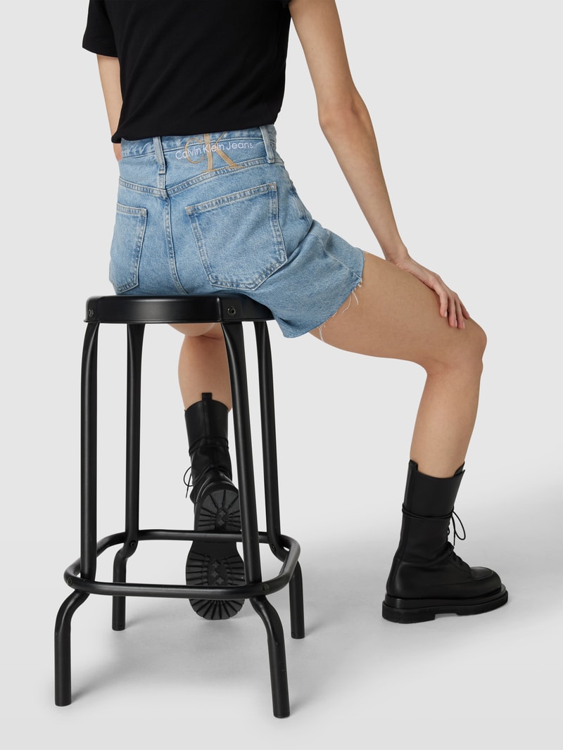 Mom Fit Jeansshorts mit Label-Stitching in hellblau