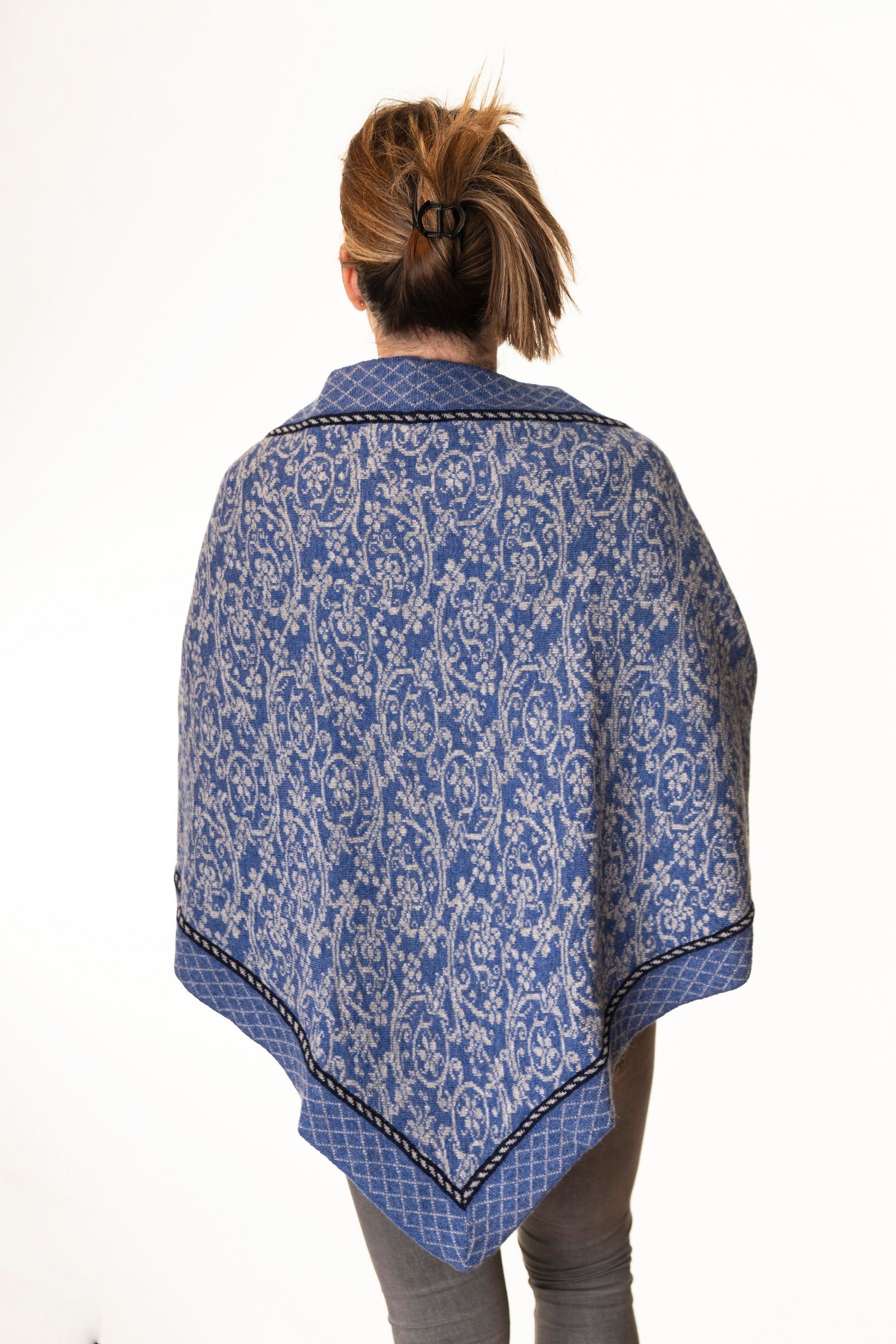 Pezzo D'oro Strickponcho Stricktuch, Dreiecktuch, große Stola feinste Merinowolle blau/grau (1-teilig) Jacquardmuster in Doppelstrick,jede Seite sieht gleich aus
