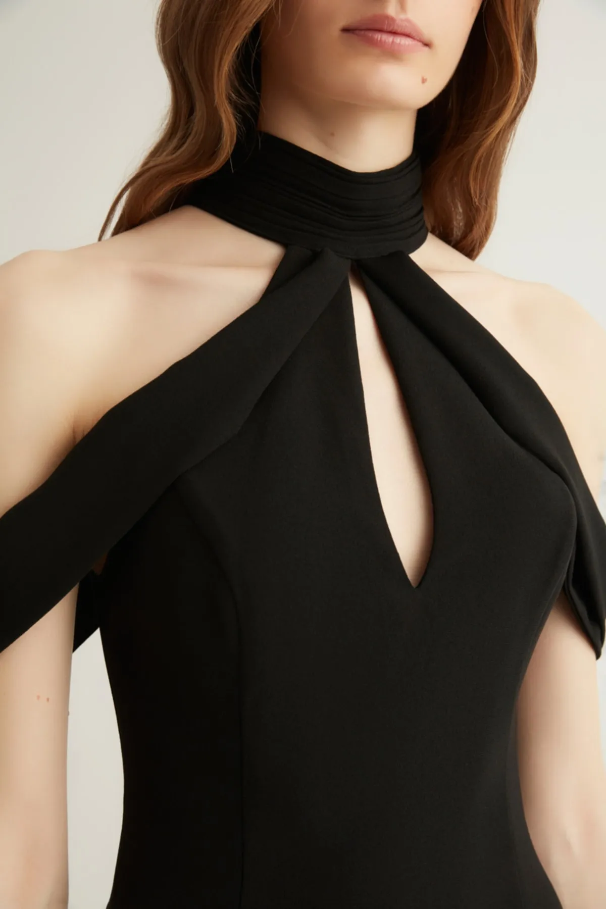 Trendyol Collection  X Dilek Hanif Kleid mit schwarzen Ärmeln und Details TPRSS22EL1853