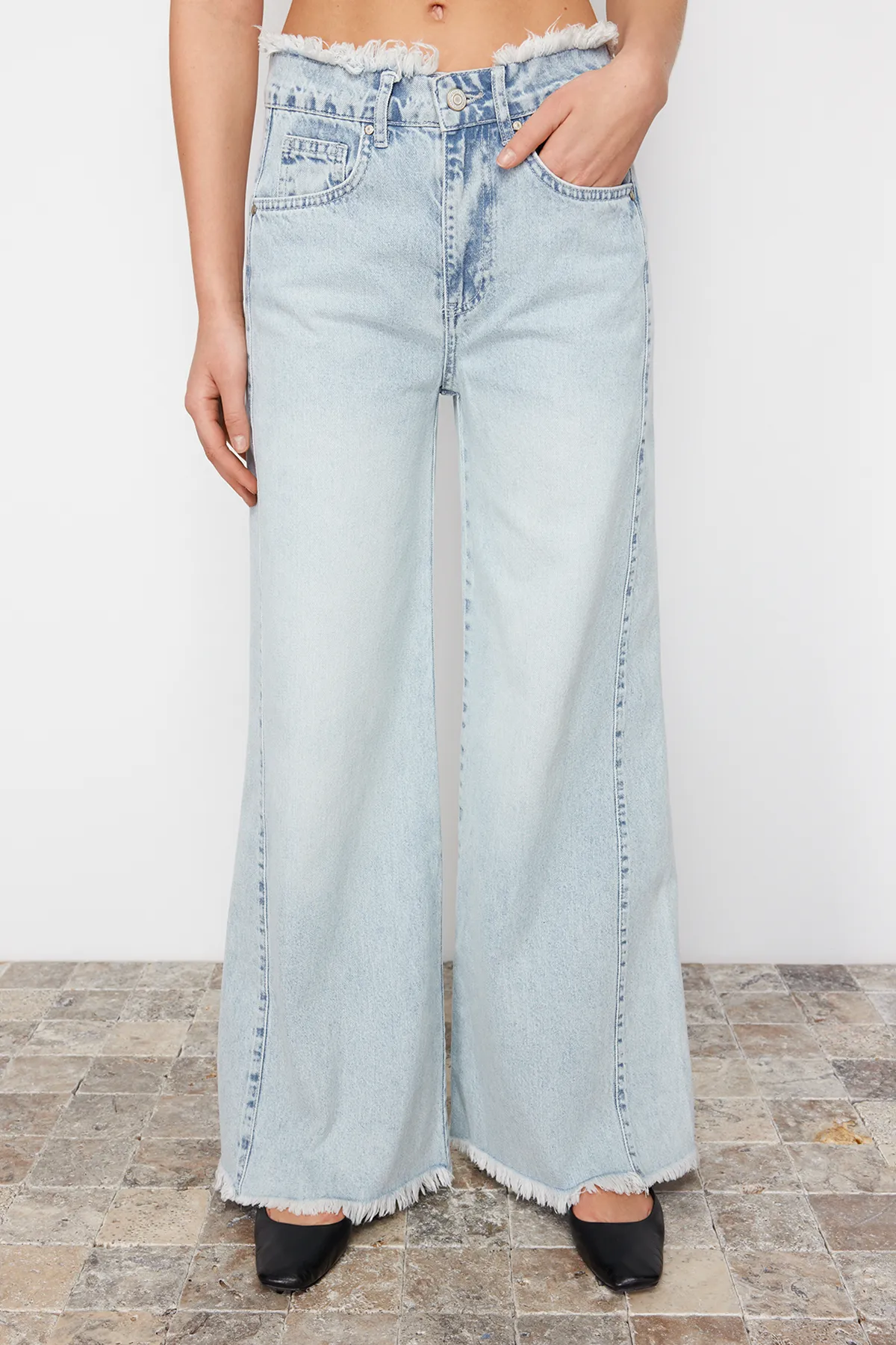 Trendyol Collection  Hellblaue Jeans mit hoher Taille und weitem Bein und Quastendetails TWOSS24JE00151