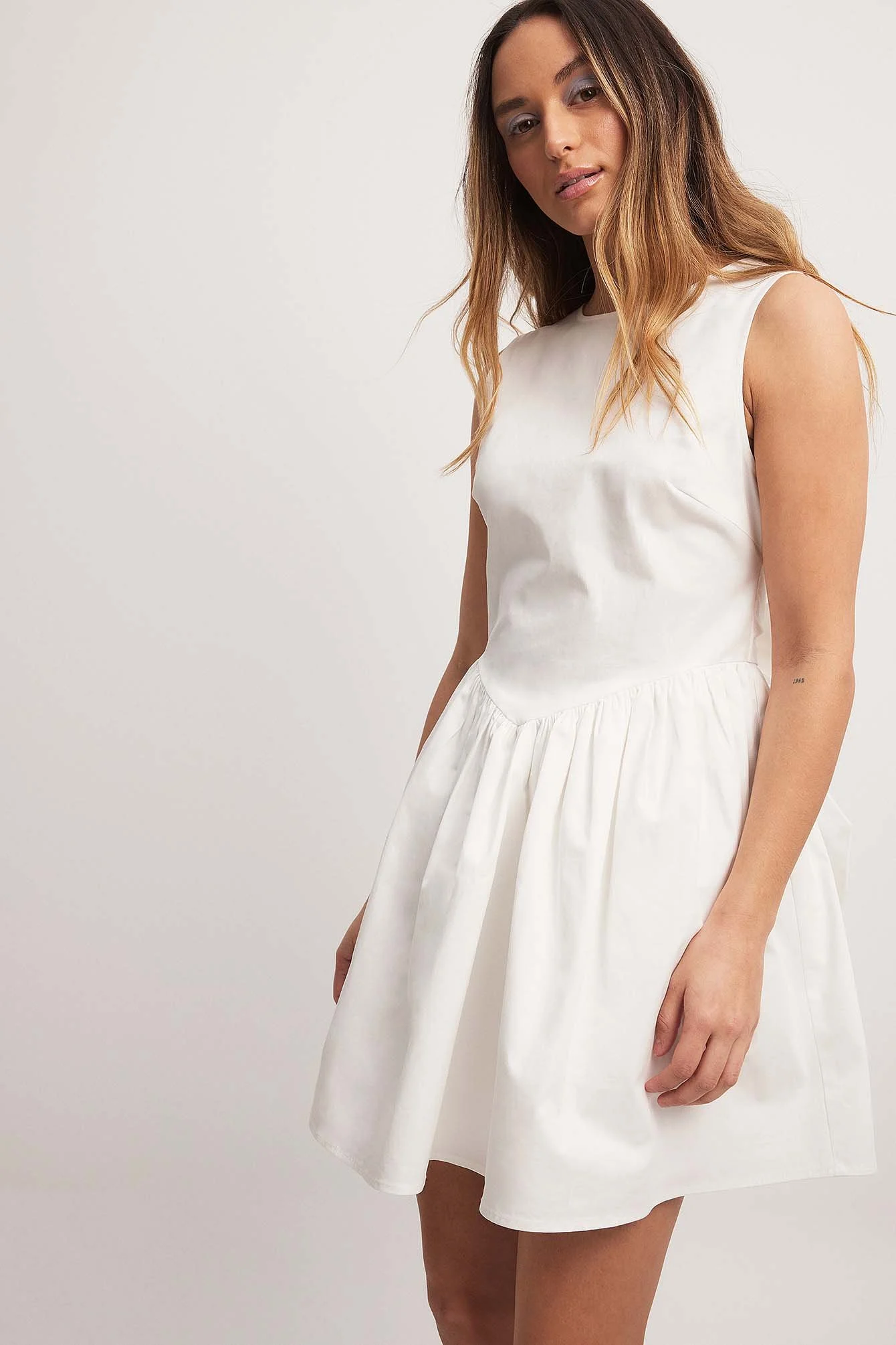 Minikleid mit tiefem Rückenausschnitt und Schleife