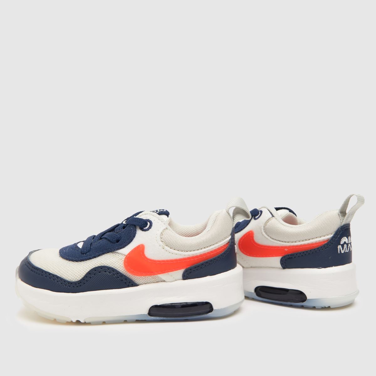 Beli in mornarsko modri športni copati Nike za fante z motivom Air Max