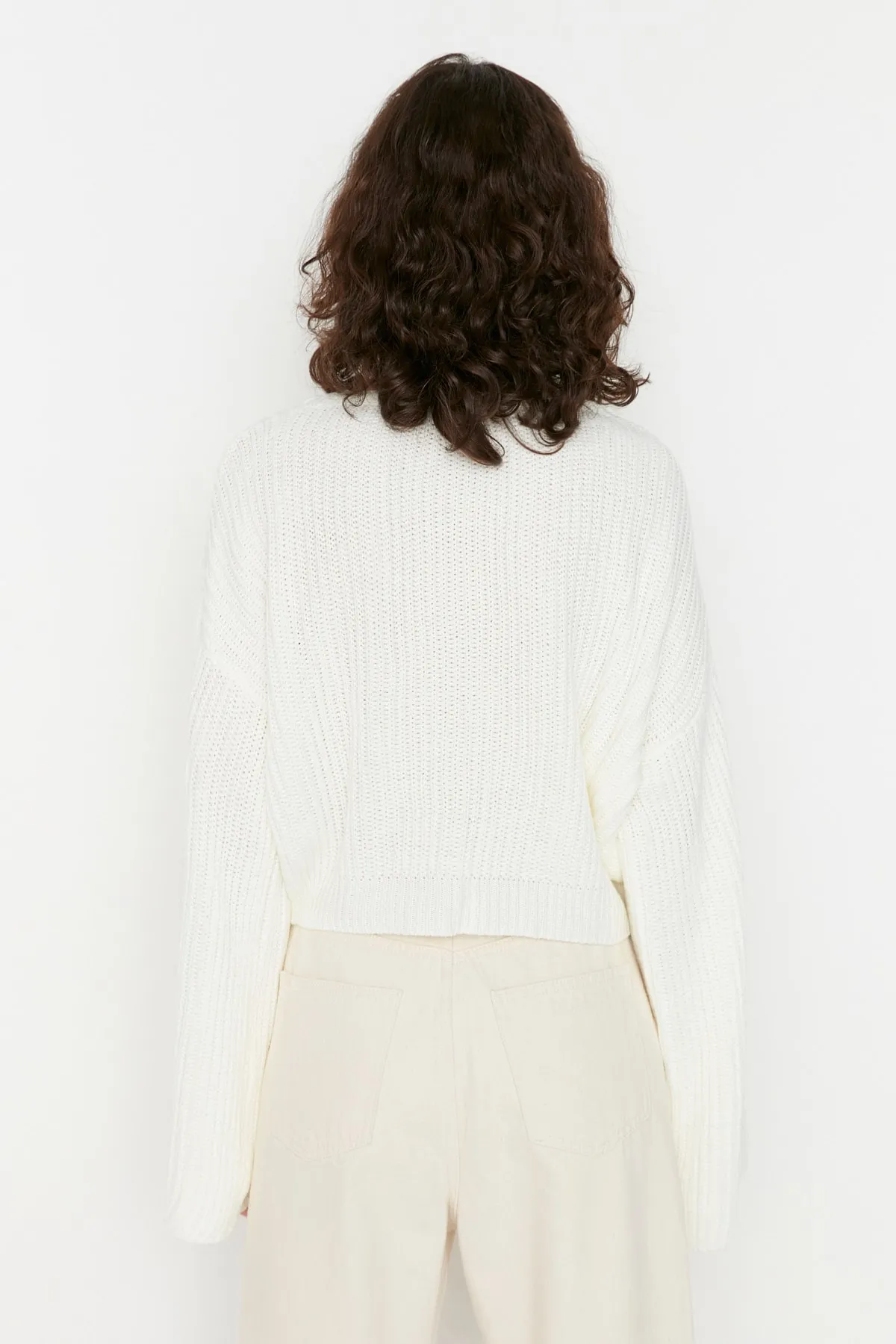 Trendyol Collection  Ecrufarbener, kurzer Strickpullover mit spanischen Ärmeln TWOAW20KZ0743