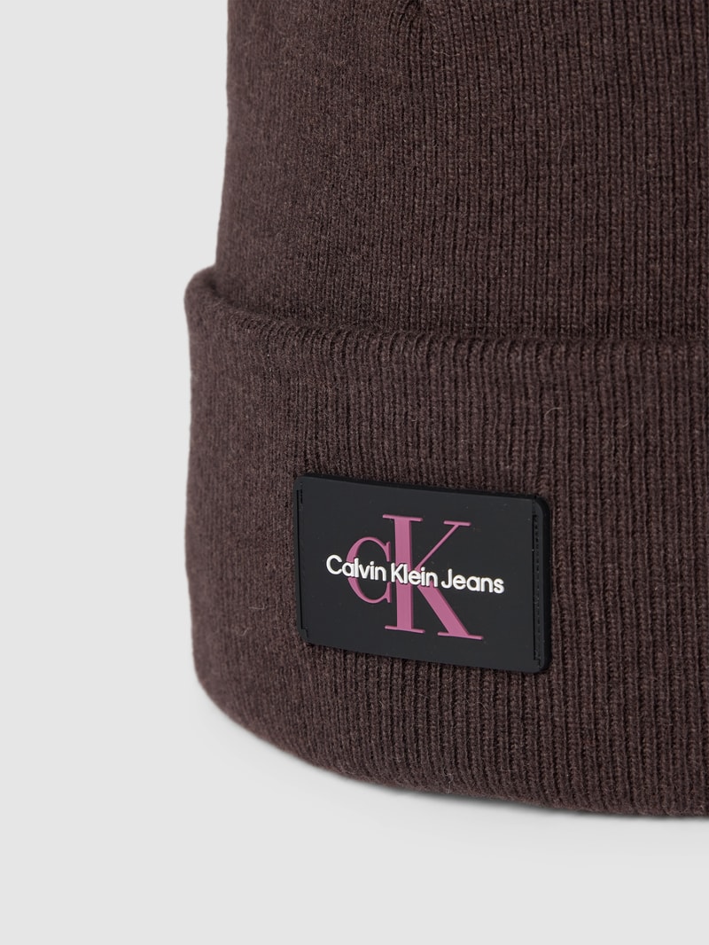 Beanie mit Label-Patch in dunkelbraun