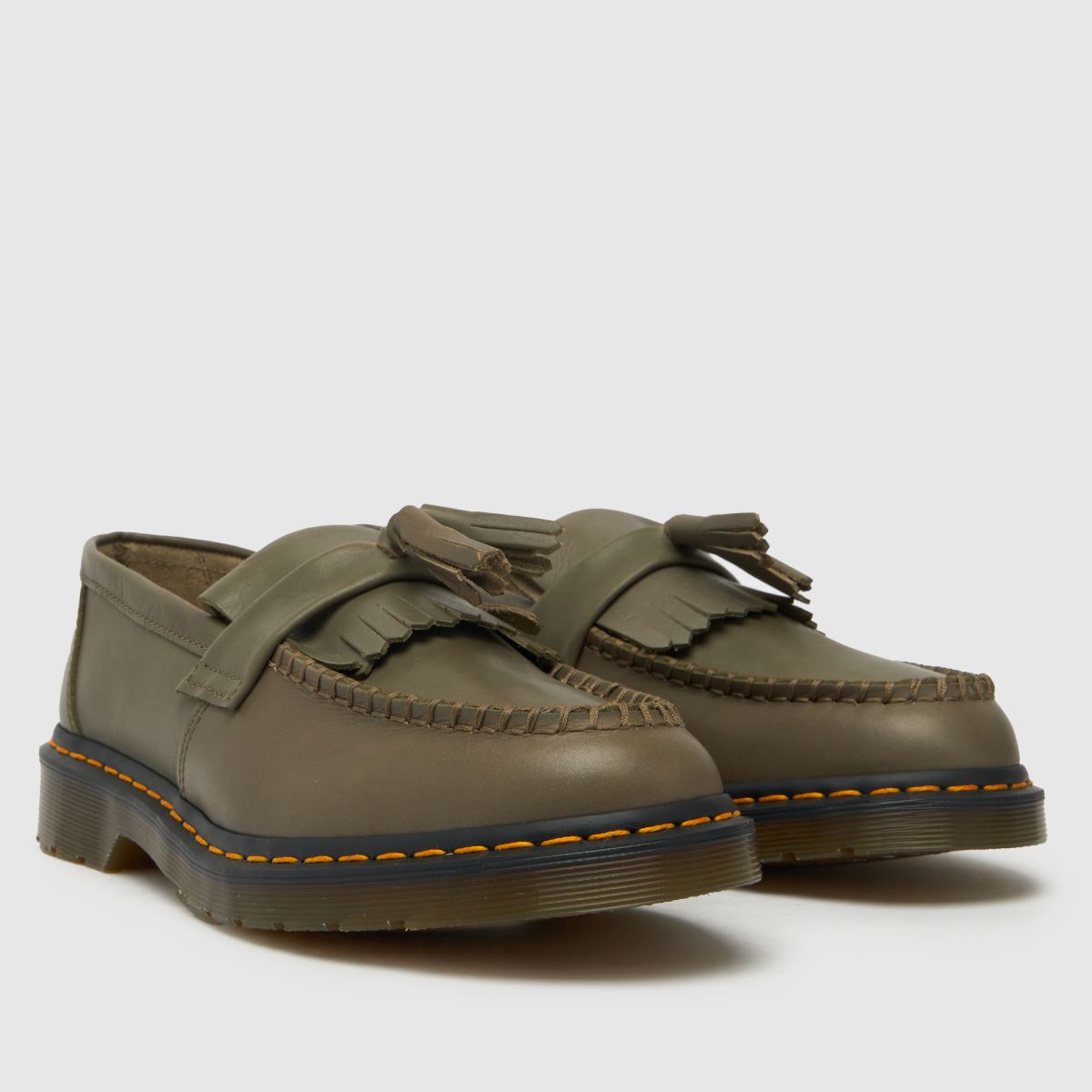 Dr Martens – Adrian – Khakifärgade loafers med gula sömmar