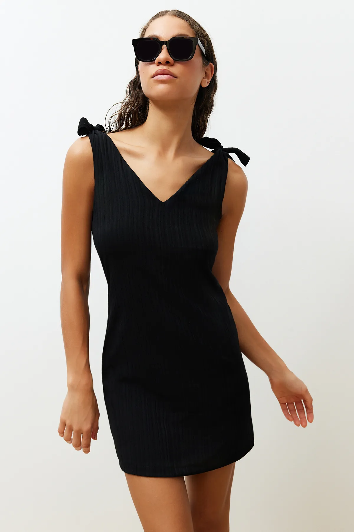 Trendyol Collection  Schwarzes, gewebtes Mini-Strandkleid zum Binden TBESS23EL00108