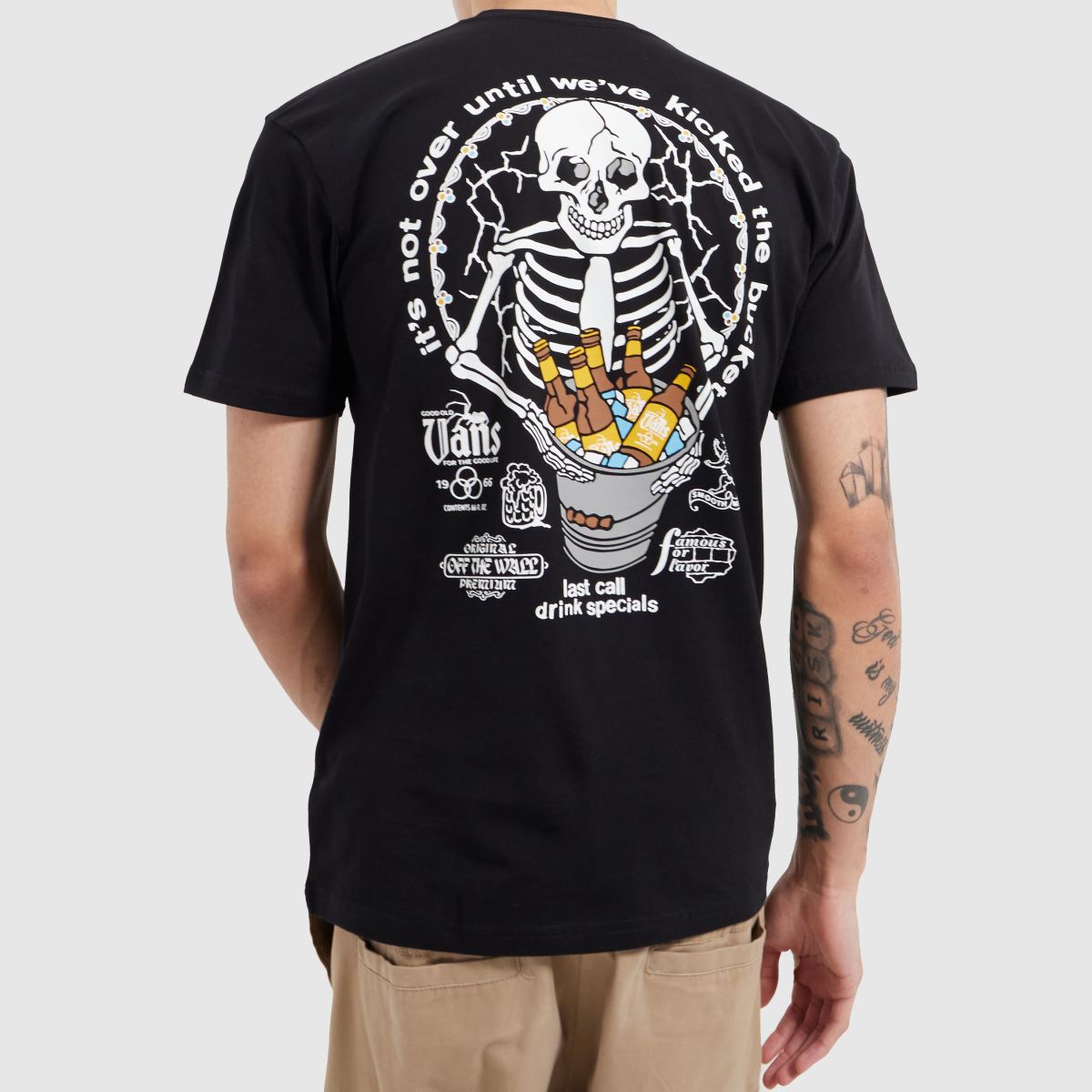 Vans – Svart t-shirt med inspiration från Bucket List