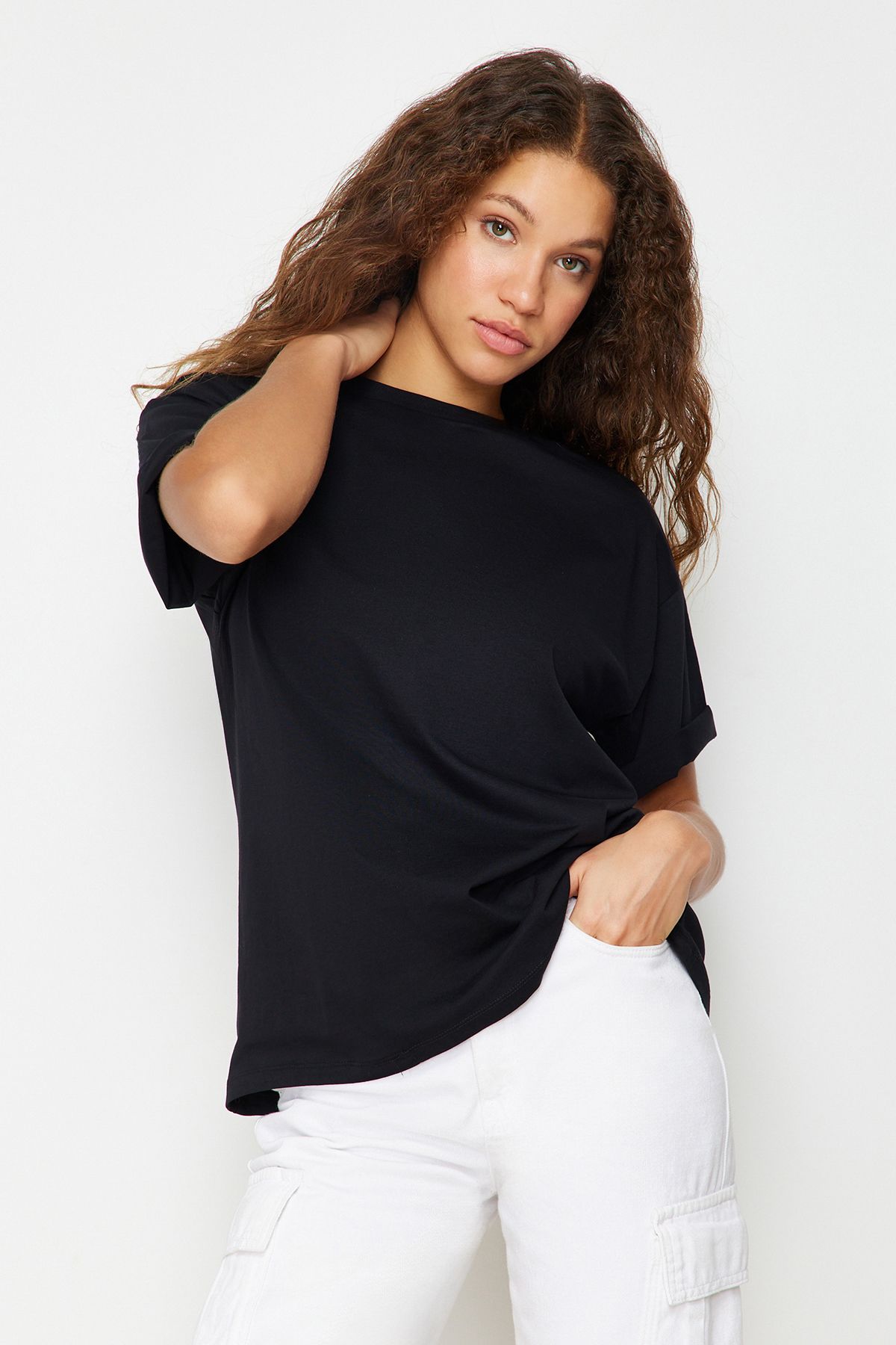 Trendyol Collection  Schwarzes, übergroßes/weites Strick-T-Shirt mit Rundhalsausschnitt aus 100 % Baumwolle TWOSS20TS0134