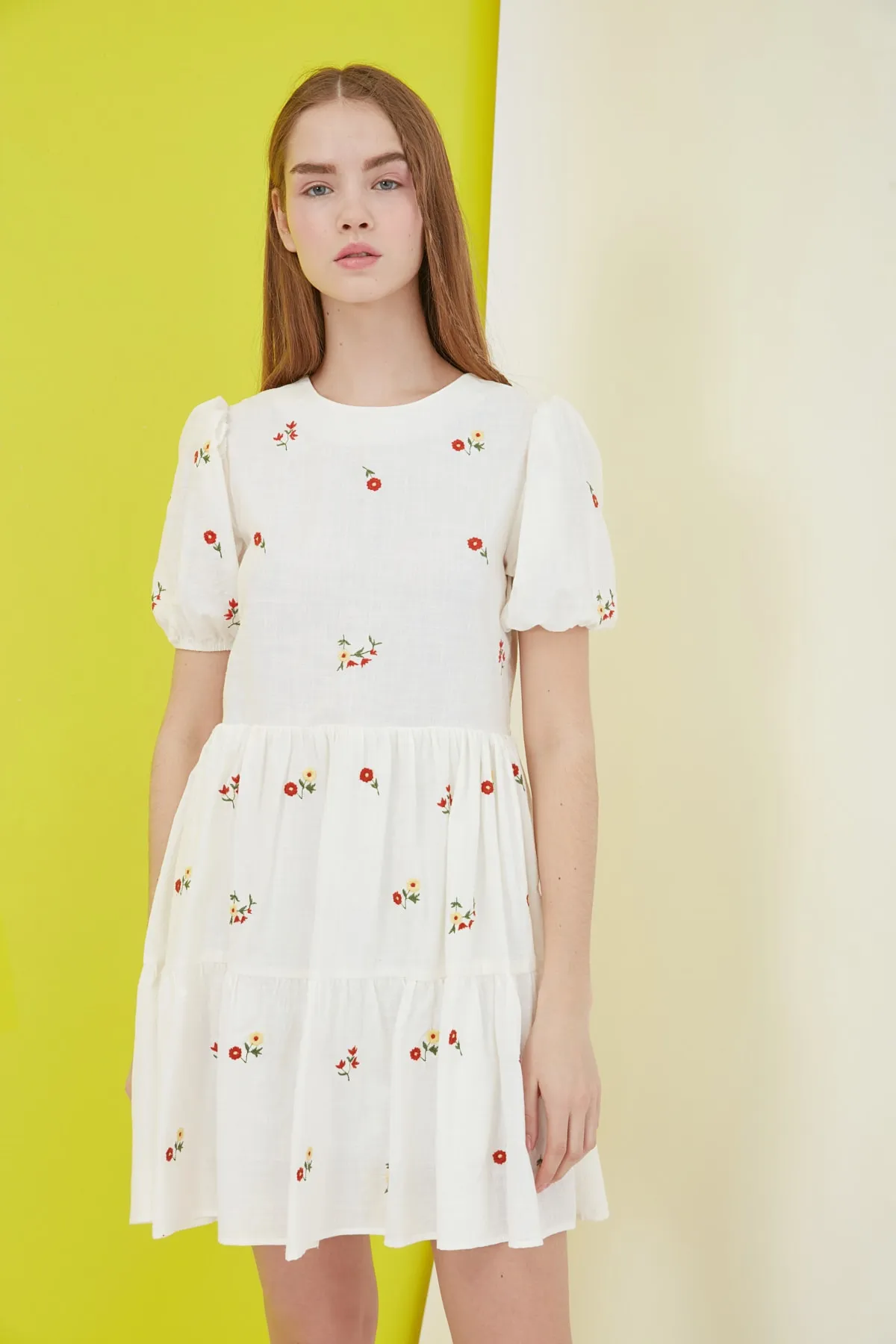 Trendyol Collection  Ecrufarbenes, gerade geschnittenes, gewebtes, gefüttertes, mit Blumen besticktes Webkleid TWOSS21EL0938