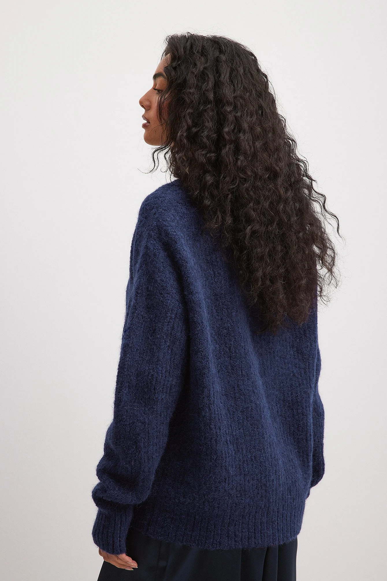 Oversized-Strickjacke mit V-Ausschnitt aus einer Wollmischung