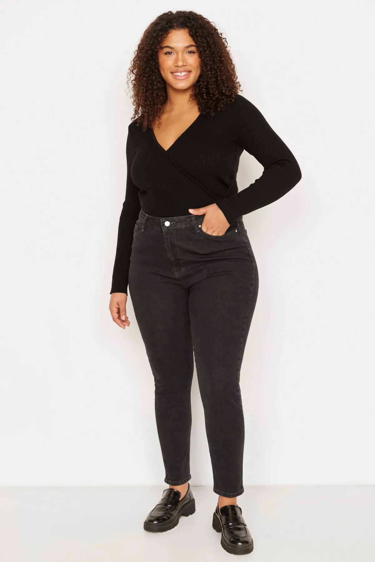 Trendyol Curve  Anthrazitfarbene Röhrenjeans mit hoher Taille TBBAW23JE00003