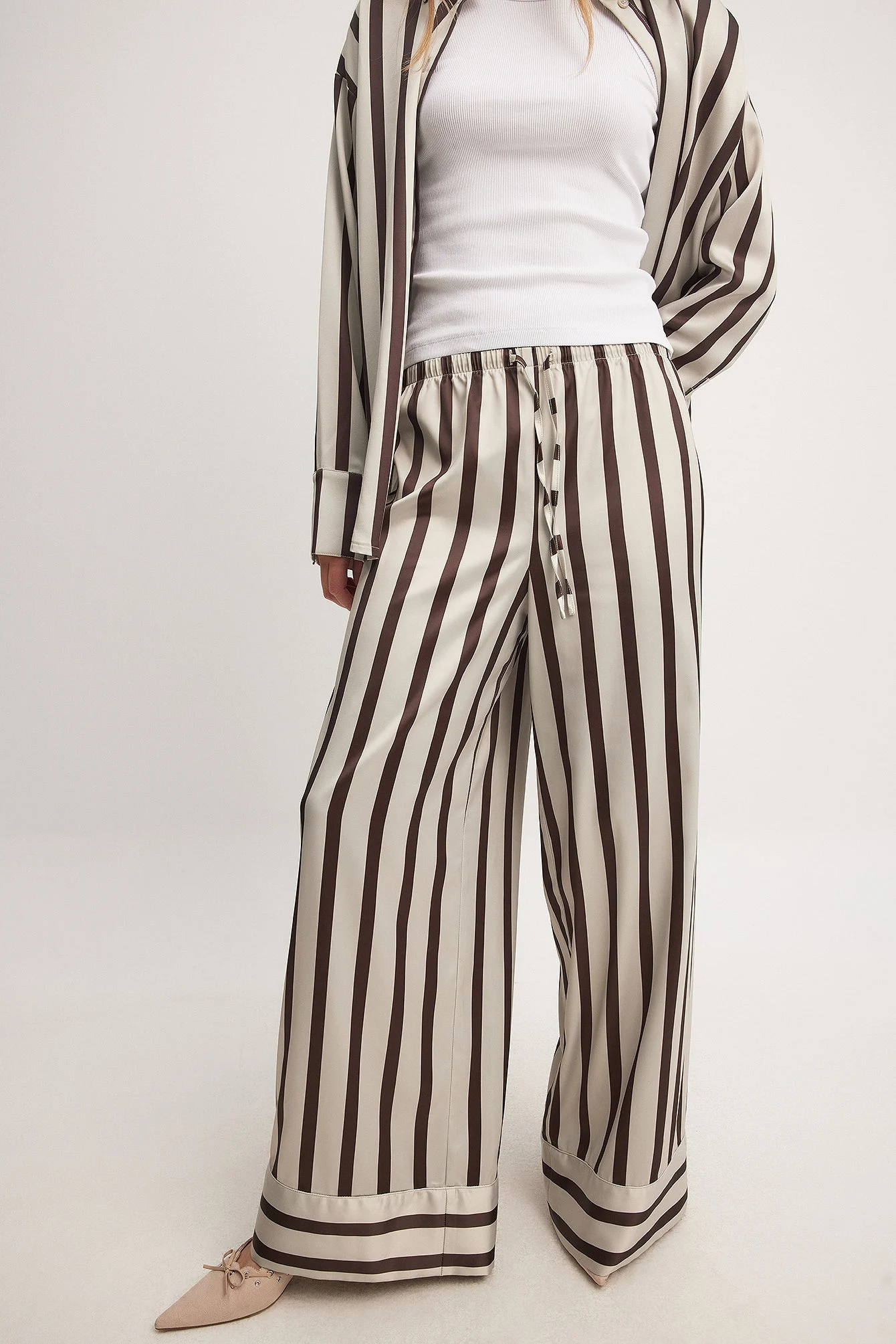 Satin-Hose mit elastischer Taille und mittelhohem Bund