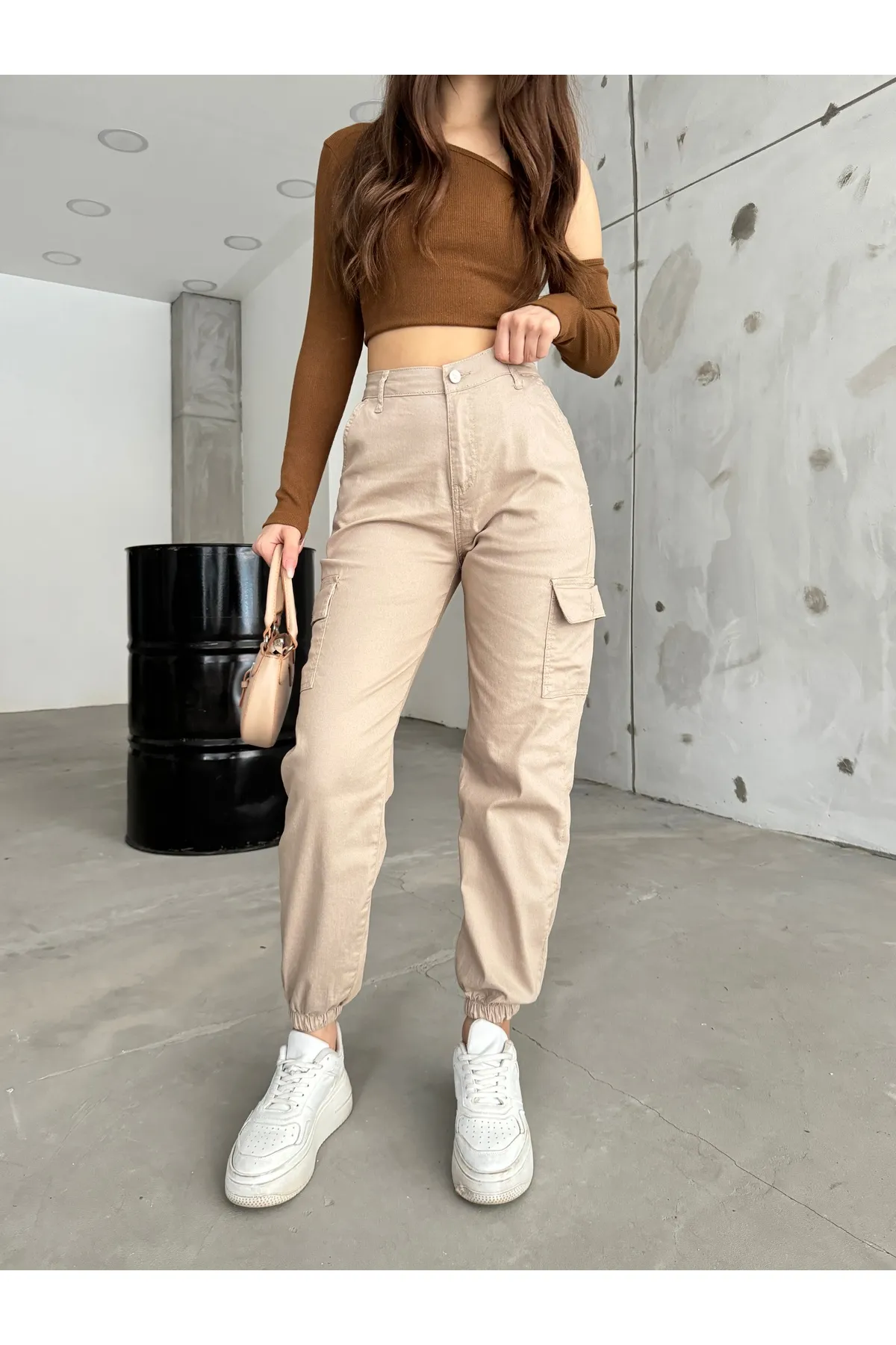 BİKELİFE  Beige Hose aus Gabardine-Stoff mit Cargotaschen