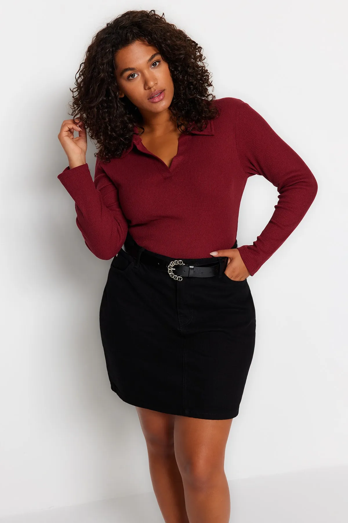 Trendyol Curve  Weinroter, taillierter Strickbody mit geripptem Hemdkragen und Druckknopfverschluss TBBAW23CS00007