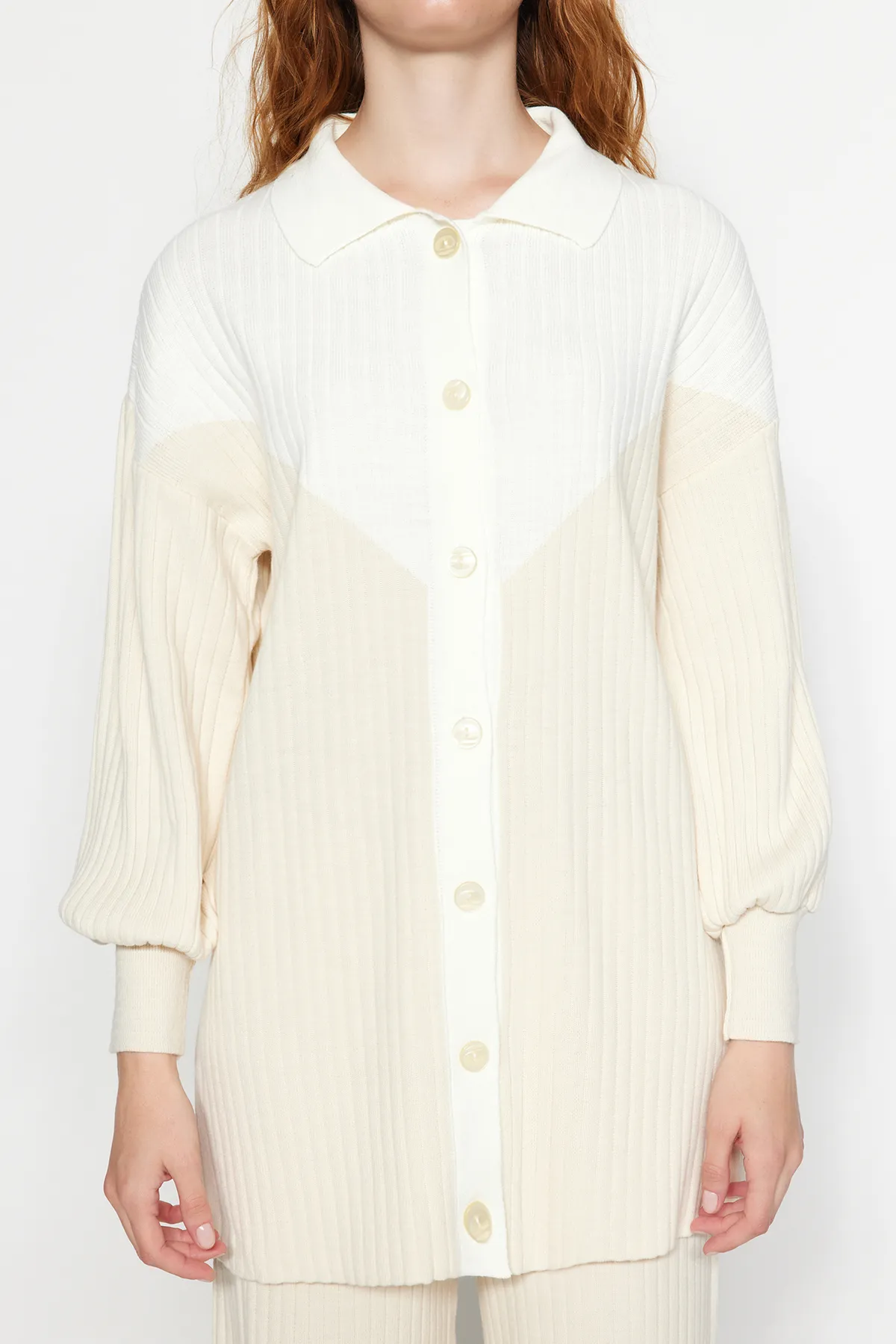Trendyol Modest  Hellbeige Farbblock-Set aus gerippter Strickjacke und Hose, Strickoberteil und -unterteil TCTAW24US00090