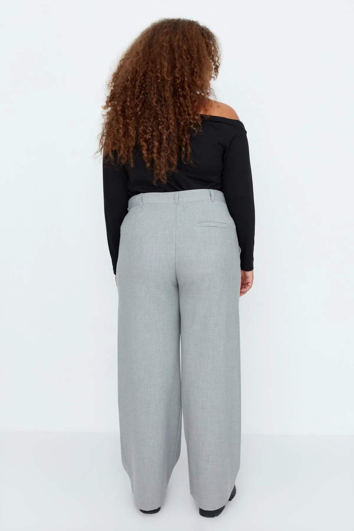 Trendyol Curve  Graue asymmetrische Hose aus gemustertem Webstoff mit zwei Knöpfen TBBAW23AR00038