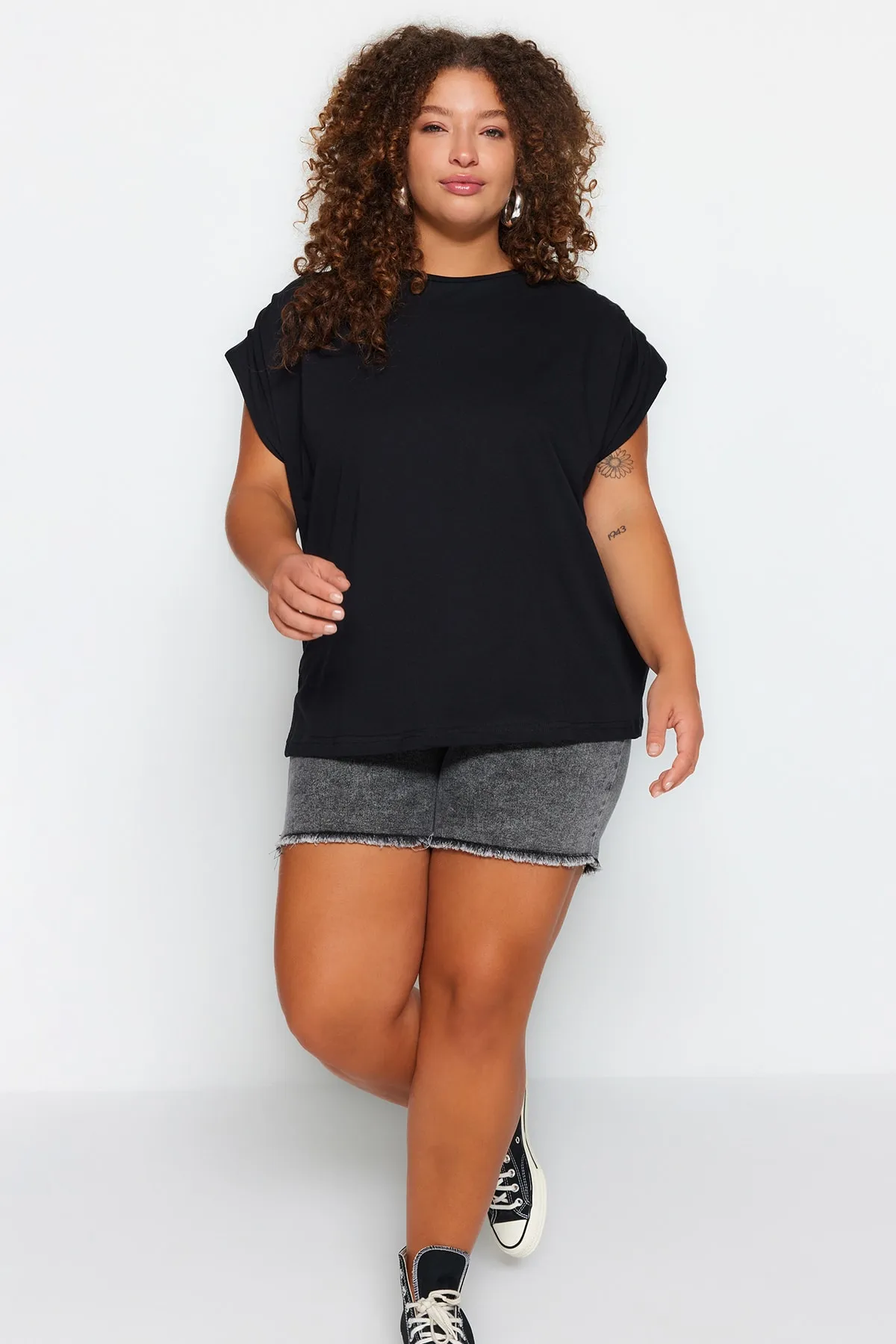 Trendyol Curve  Schwarze Basic-Strickbluse mit Rundhalsausschnitt TBSSS23AF00053
