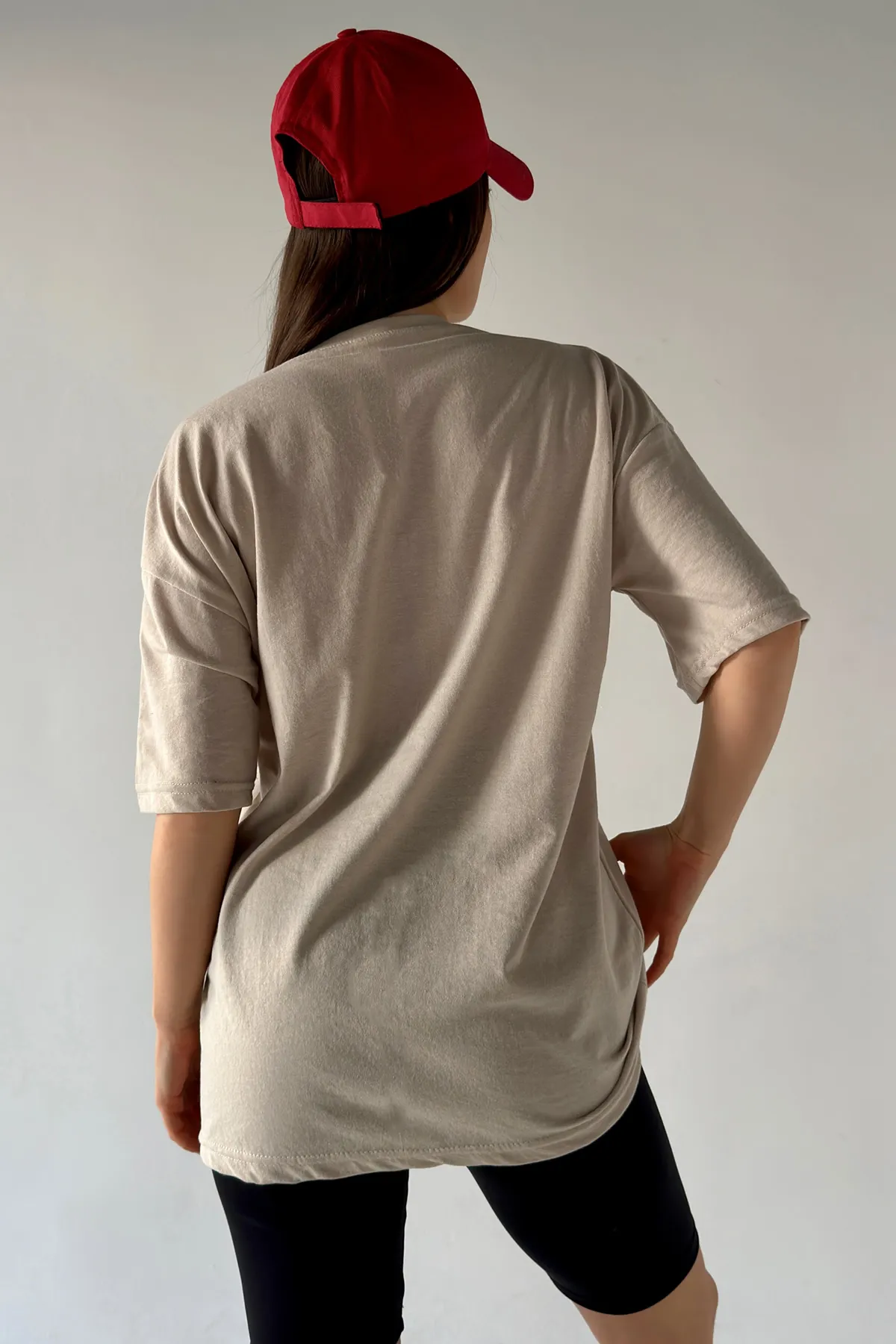 MODAGEN  Unisex-T-Shirt in Beige mit Oversize-Strive-Print