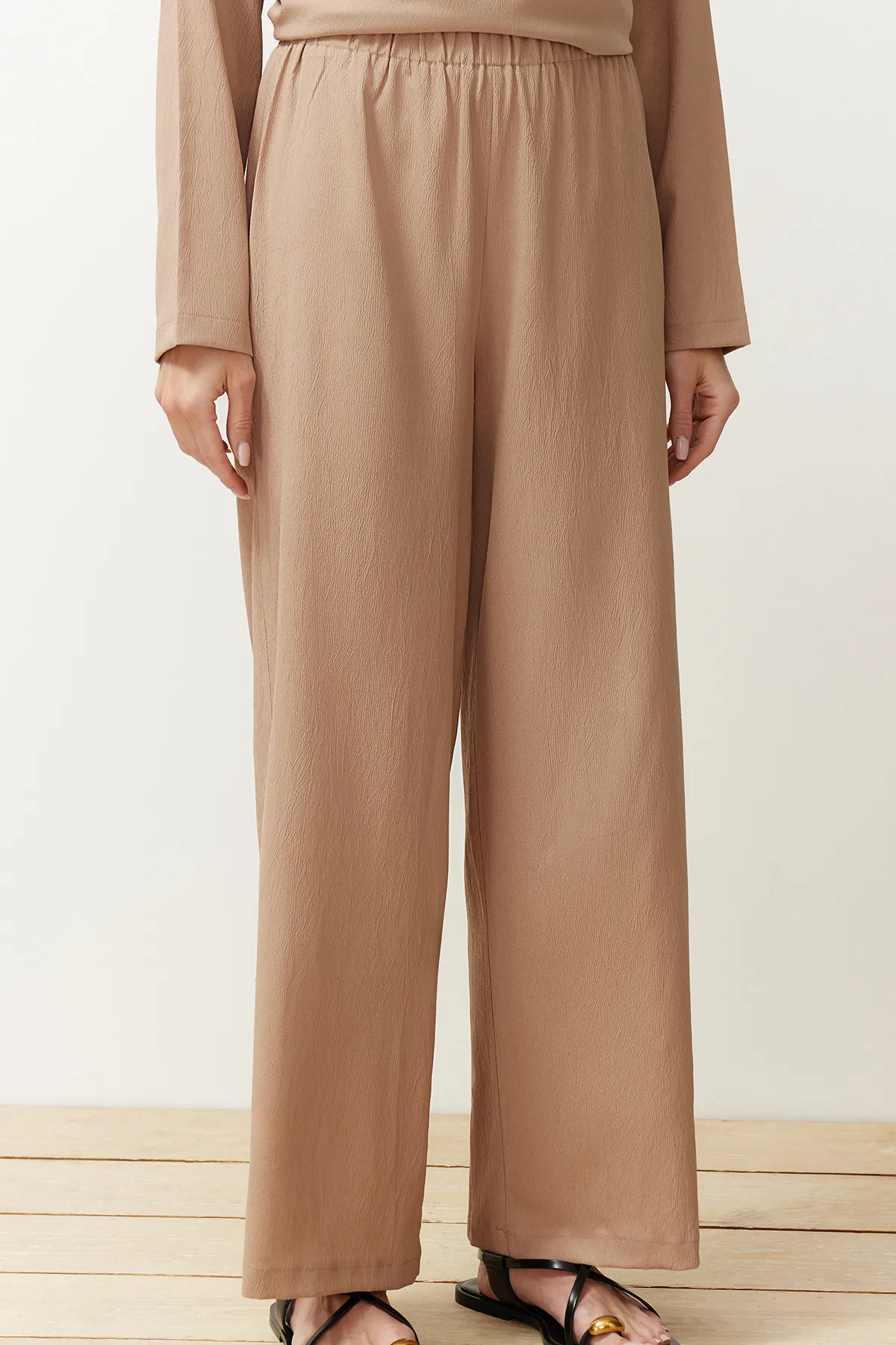Trendyol Modest  Beiges asymmetrisches gewebtes Tunika-Hosen-Oberteil und Unterteil-Set TCTSS24US00074