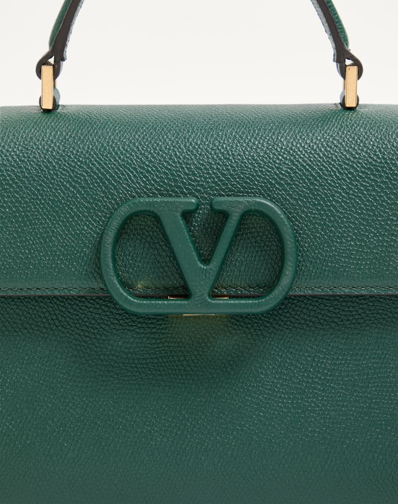 Bolsa Valentino Garavani Vsling pequena em couro de bezerro granulado.