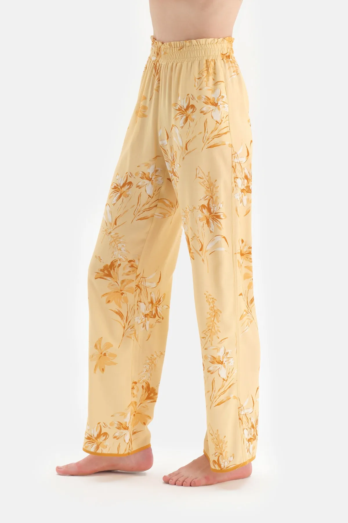 Dagi  Pyjama-Set mit gelbem Jackenkragen und langen Ärmeln und Blumenmuster