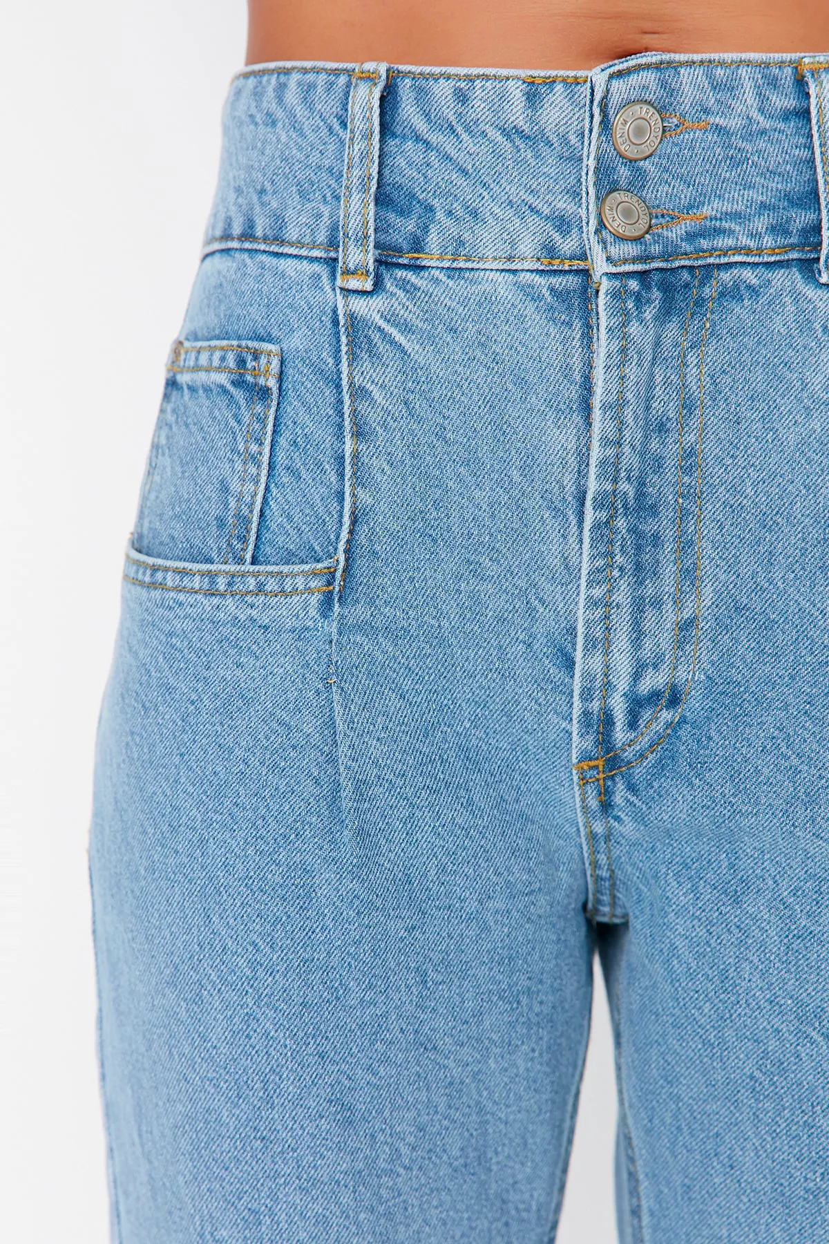 Trendyol Collection  Hellblaue Mom-Jeans mit hoher Taille und Detail TWOAW23JE00190